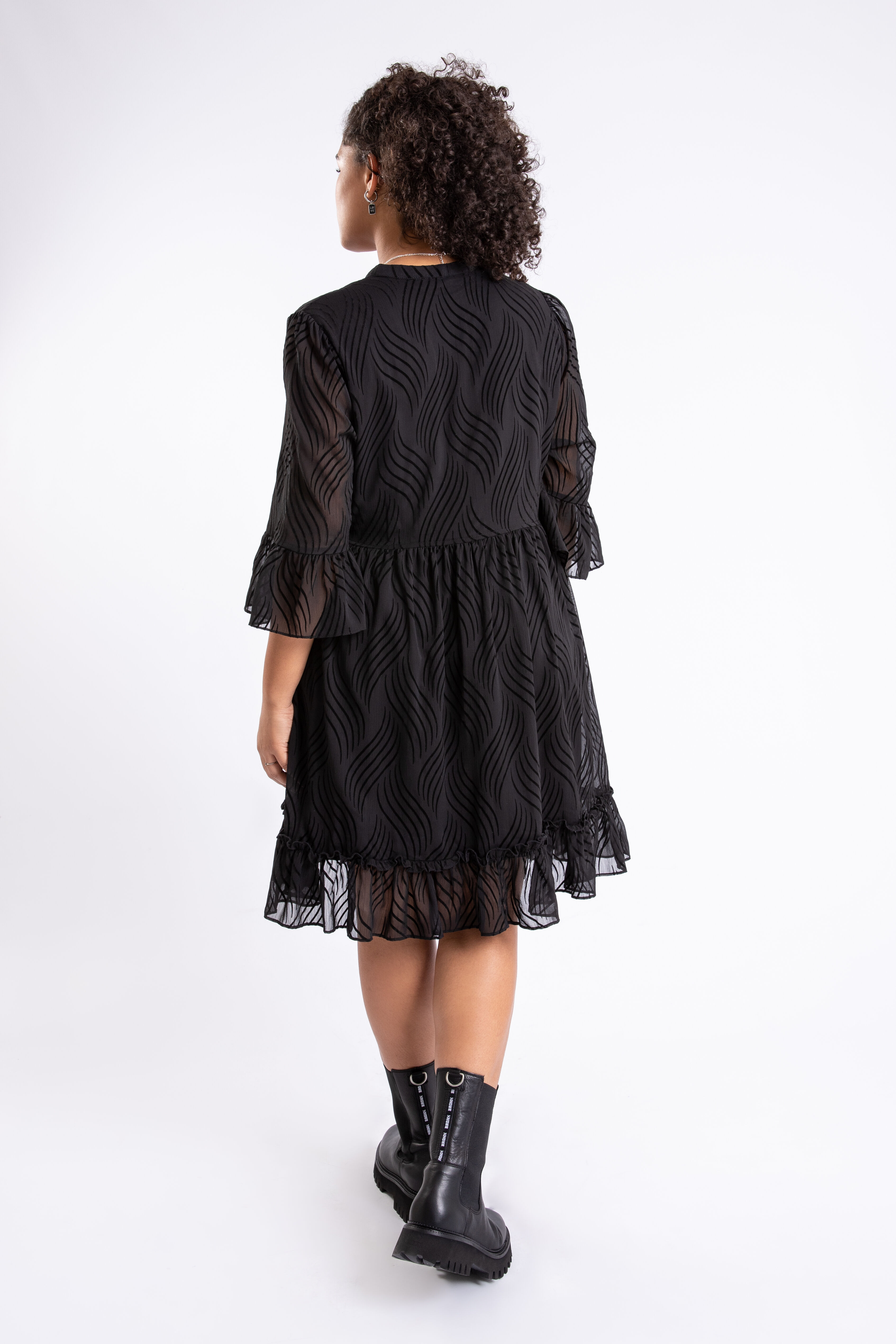 Robe en tissu semi-transparent.  image number 3