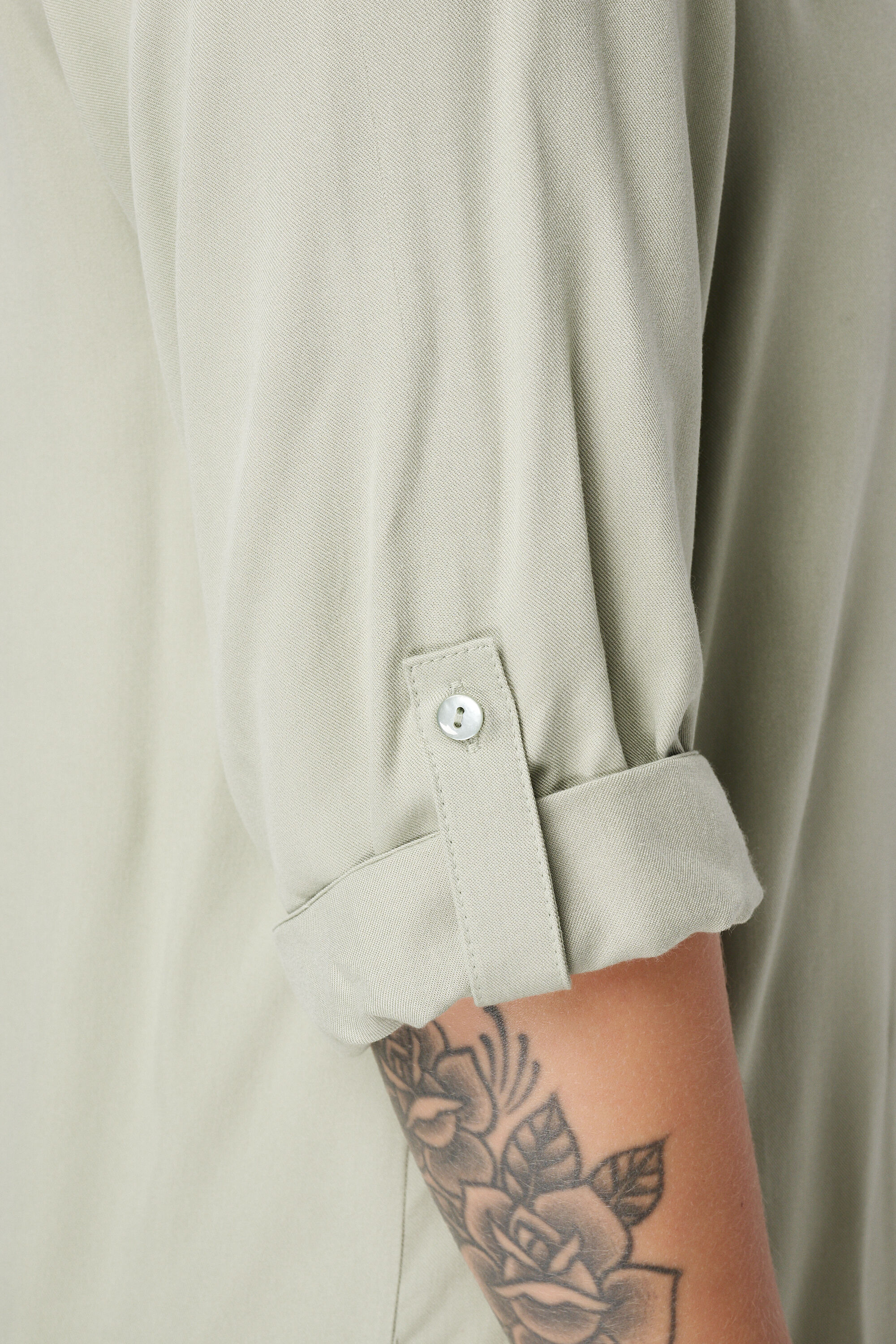 Chemisier &agrave; manches roul&eacute;es image number 6