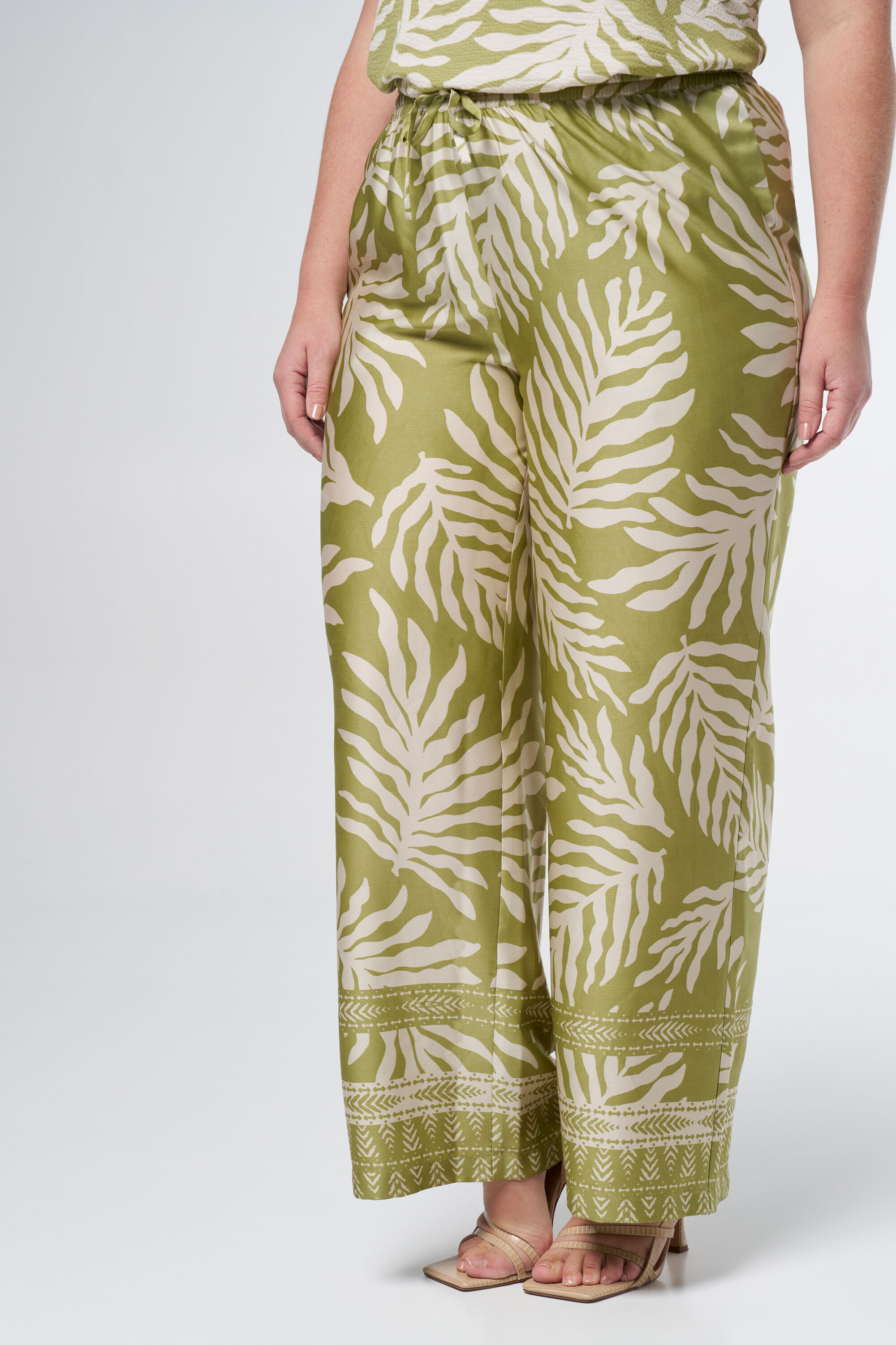 Pantalon droit avec d&eacute;tail n&oelig;ud image number 5