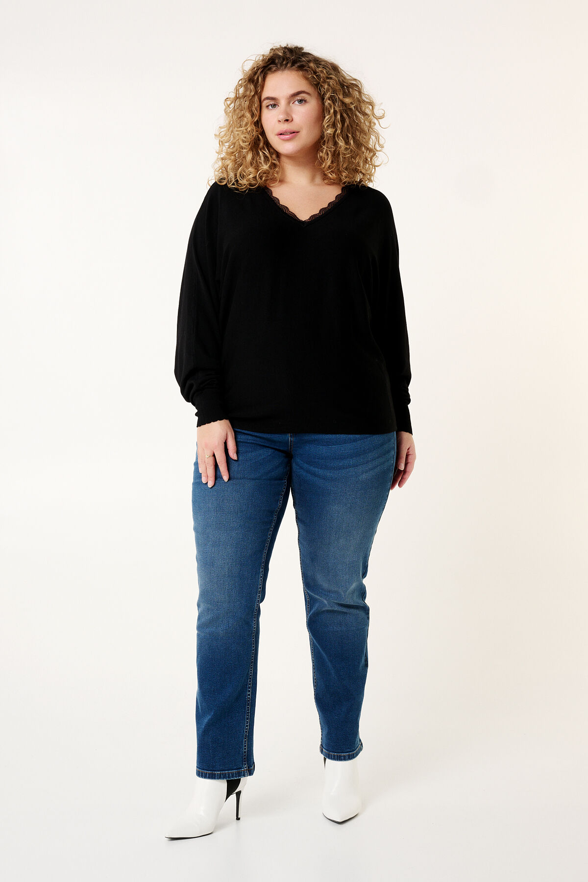 Pull avec d&eacute;tails en dentelle image number 6