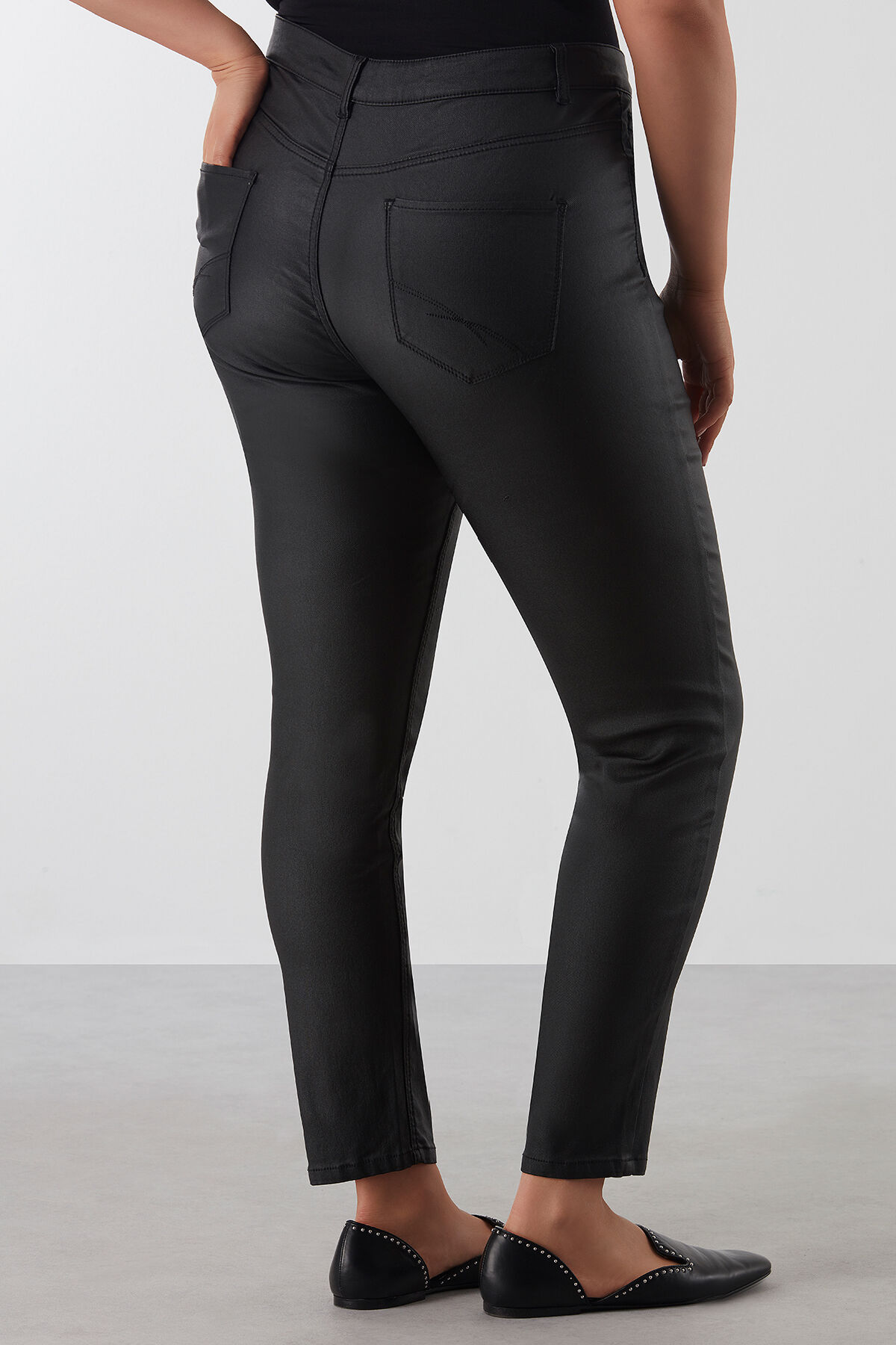 Pantalon slim enduit image number 3