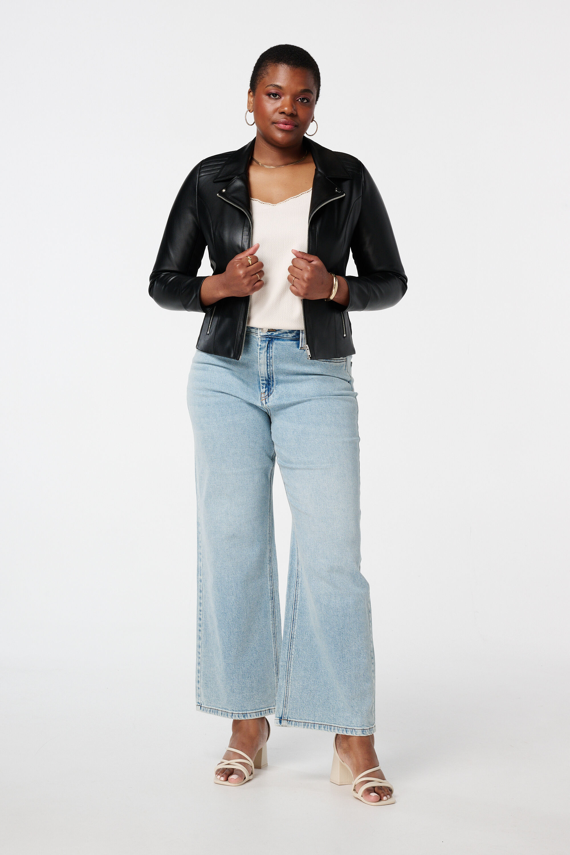 Veste &eacute;l&eacute;gante en cuir orn&eacute;e de d&eacute;tails argent&eacute;s image number 5