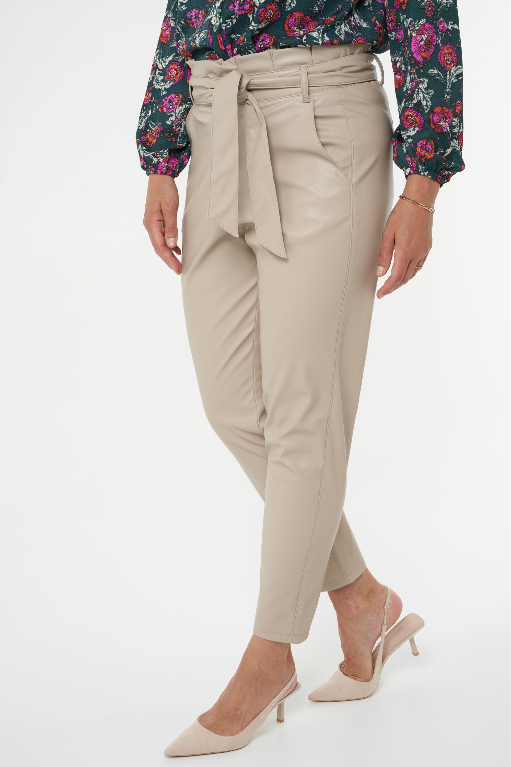 Pantalon paper bag en similicuir image number 6