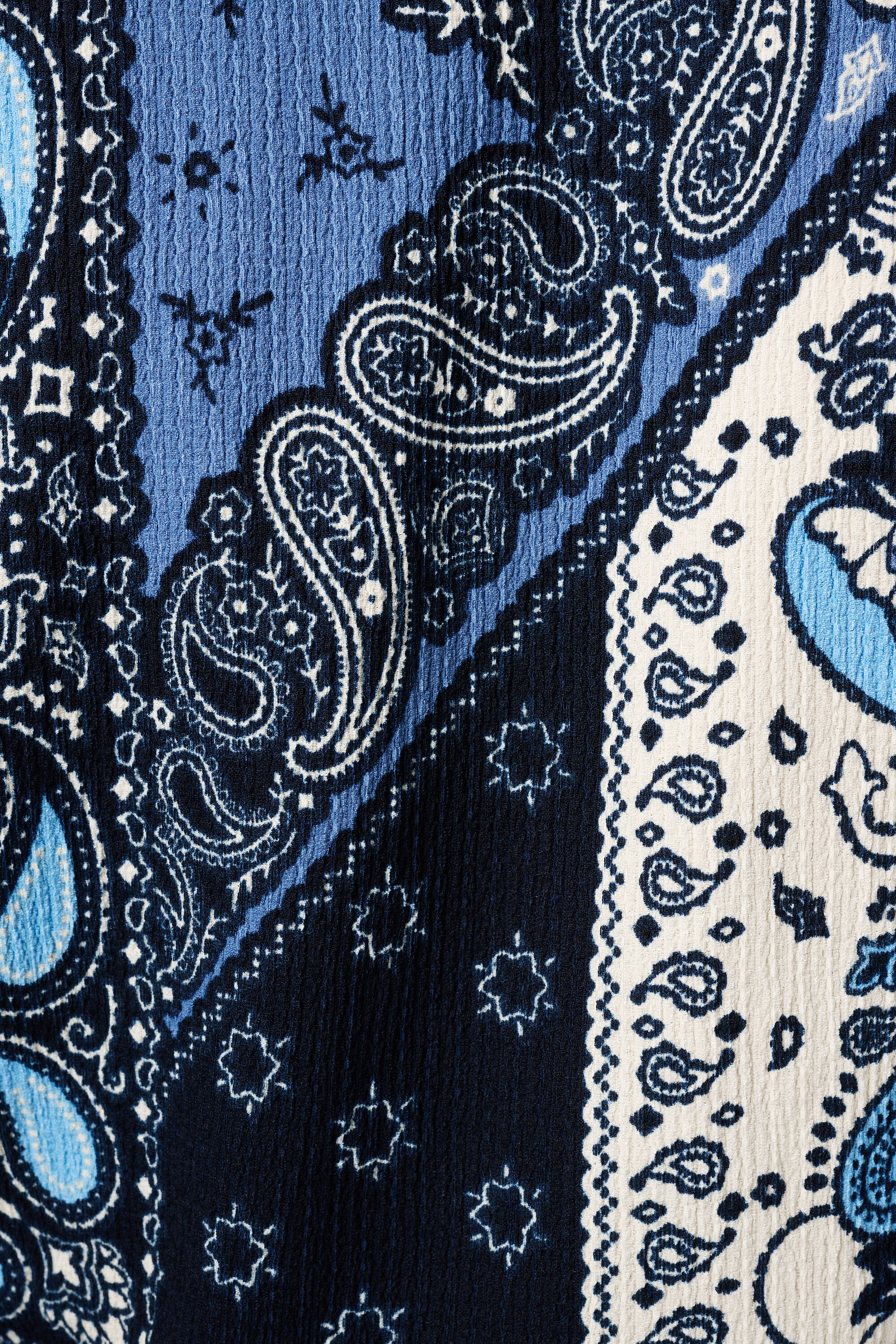 Haut &agrave; imprim&eacute; et d&eacute;tails subtils image number 6