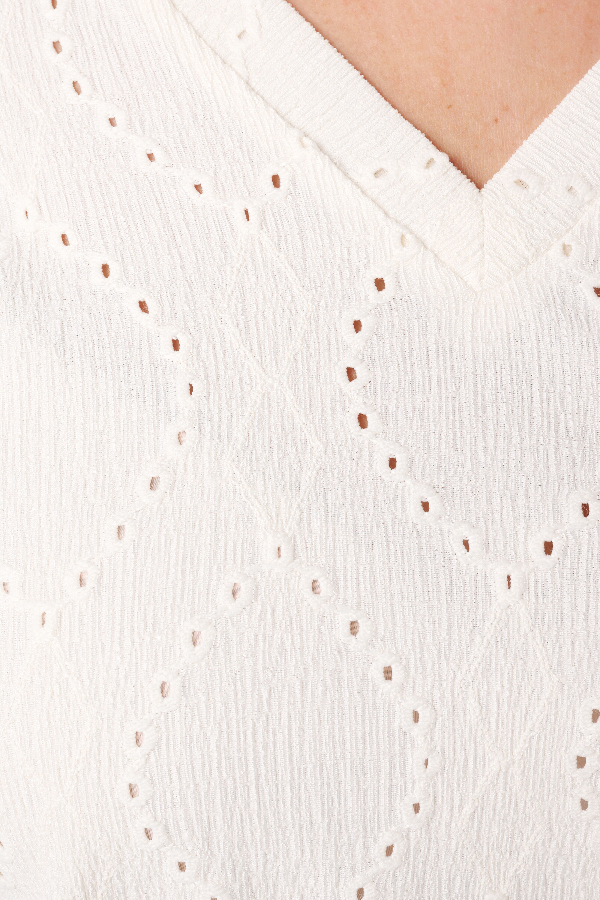 Top &agrave; effet brod&eacute; image number 4