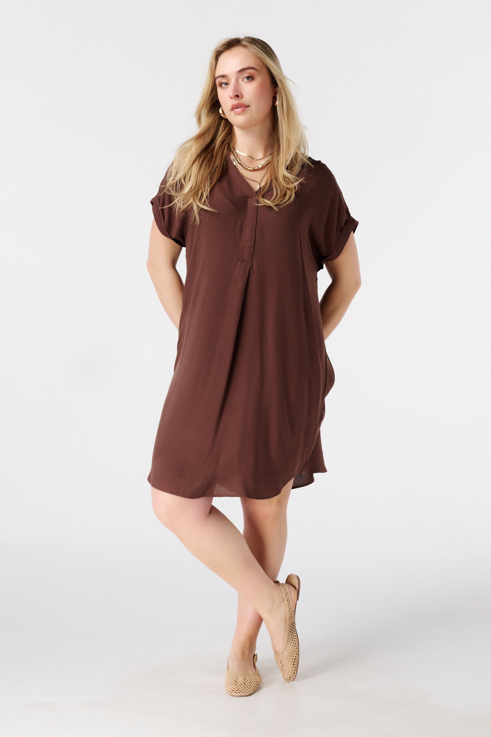 Robe &agrave; encolure en V