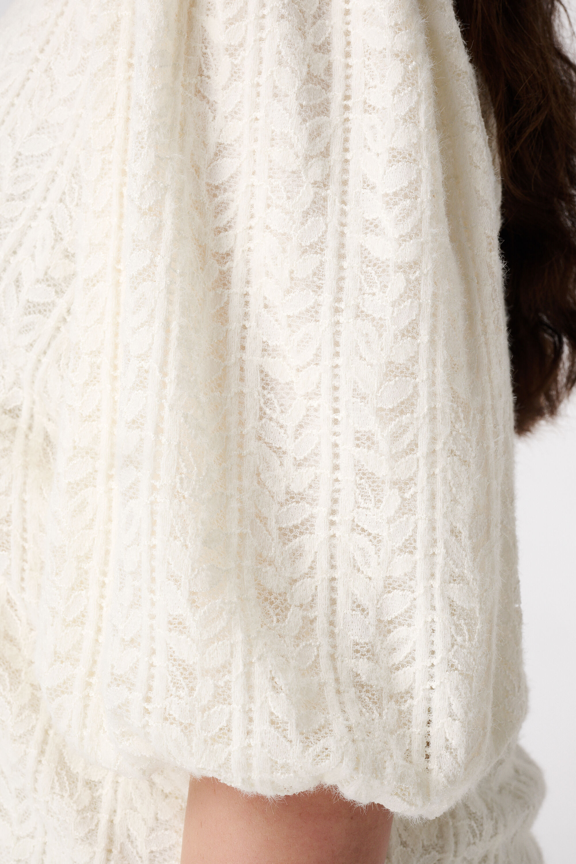 Top en dentelle avec manches bouffantes image number 5