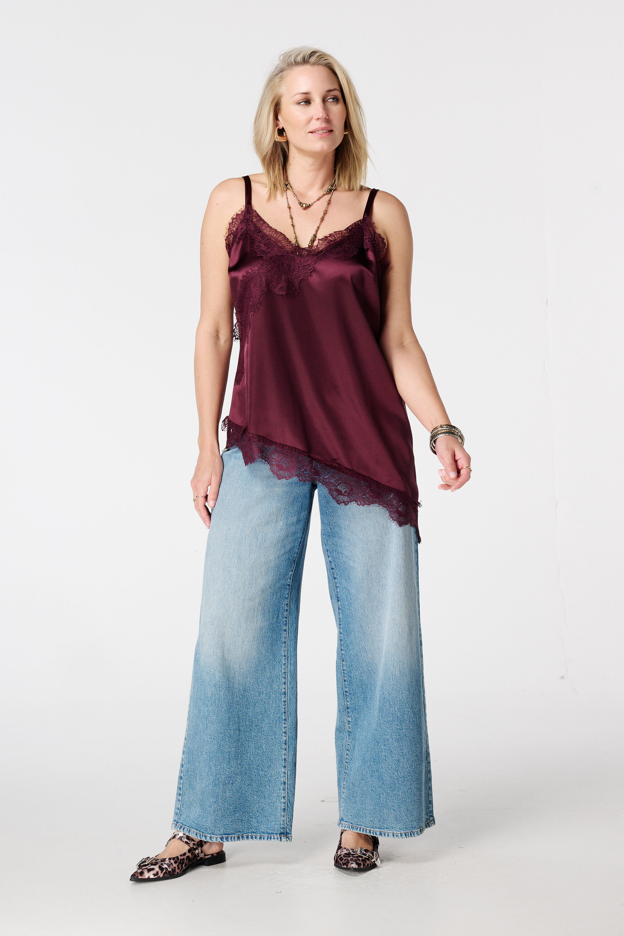 Top asym&eacute;trique en satin avec dentelle image number 5