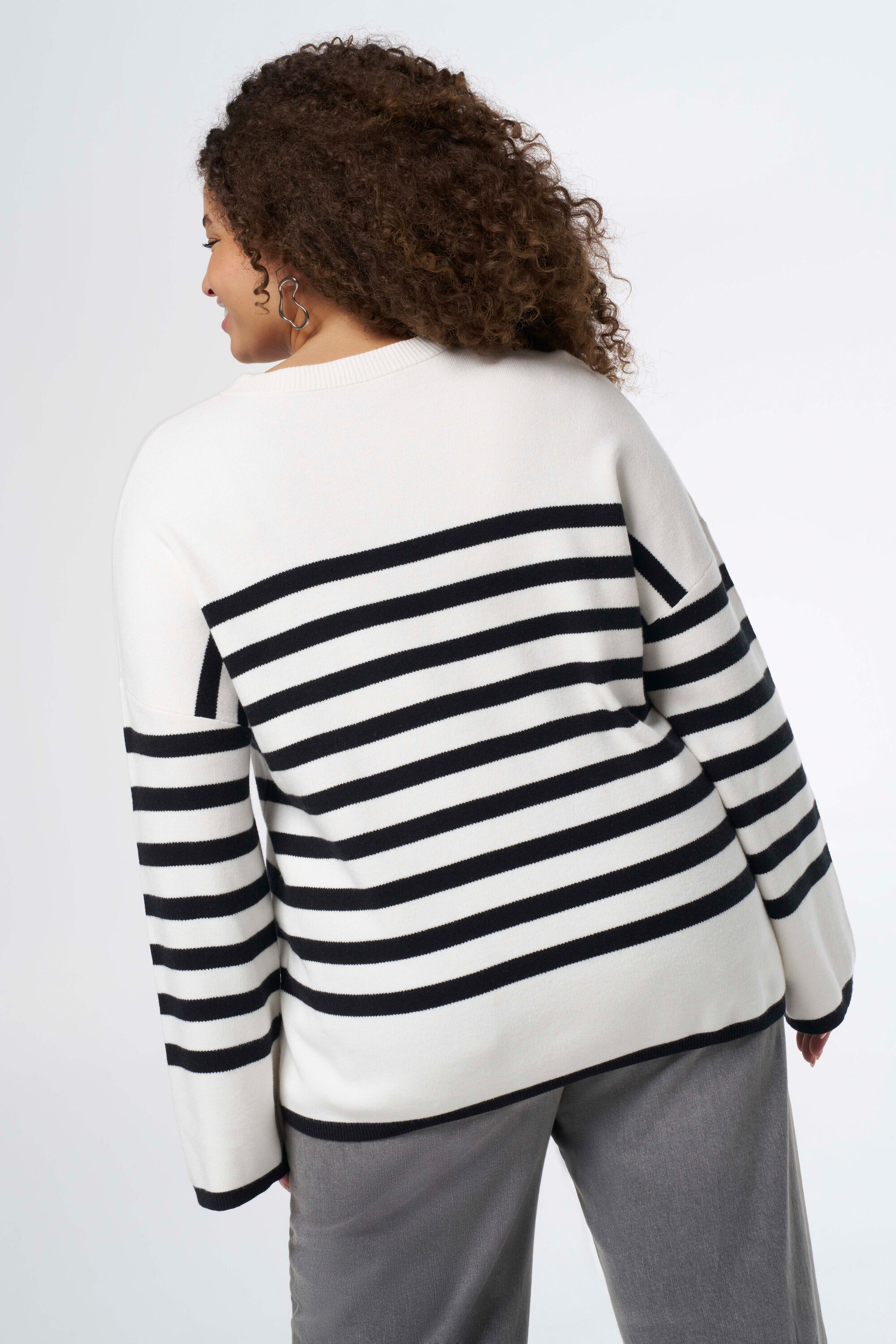 Pull ray&eacute; en maille image number 3