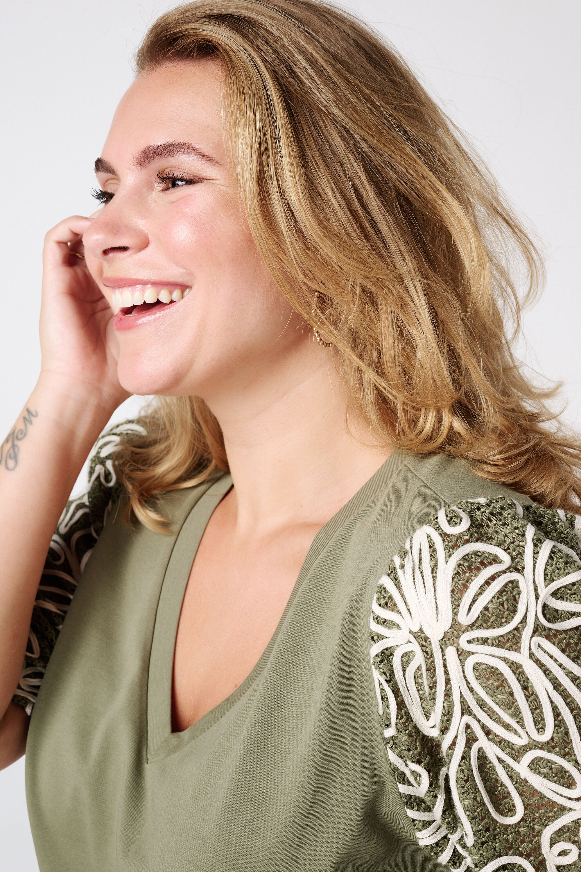 T-shirt &agrave; manches brod&eacute;es image number 4