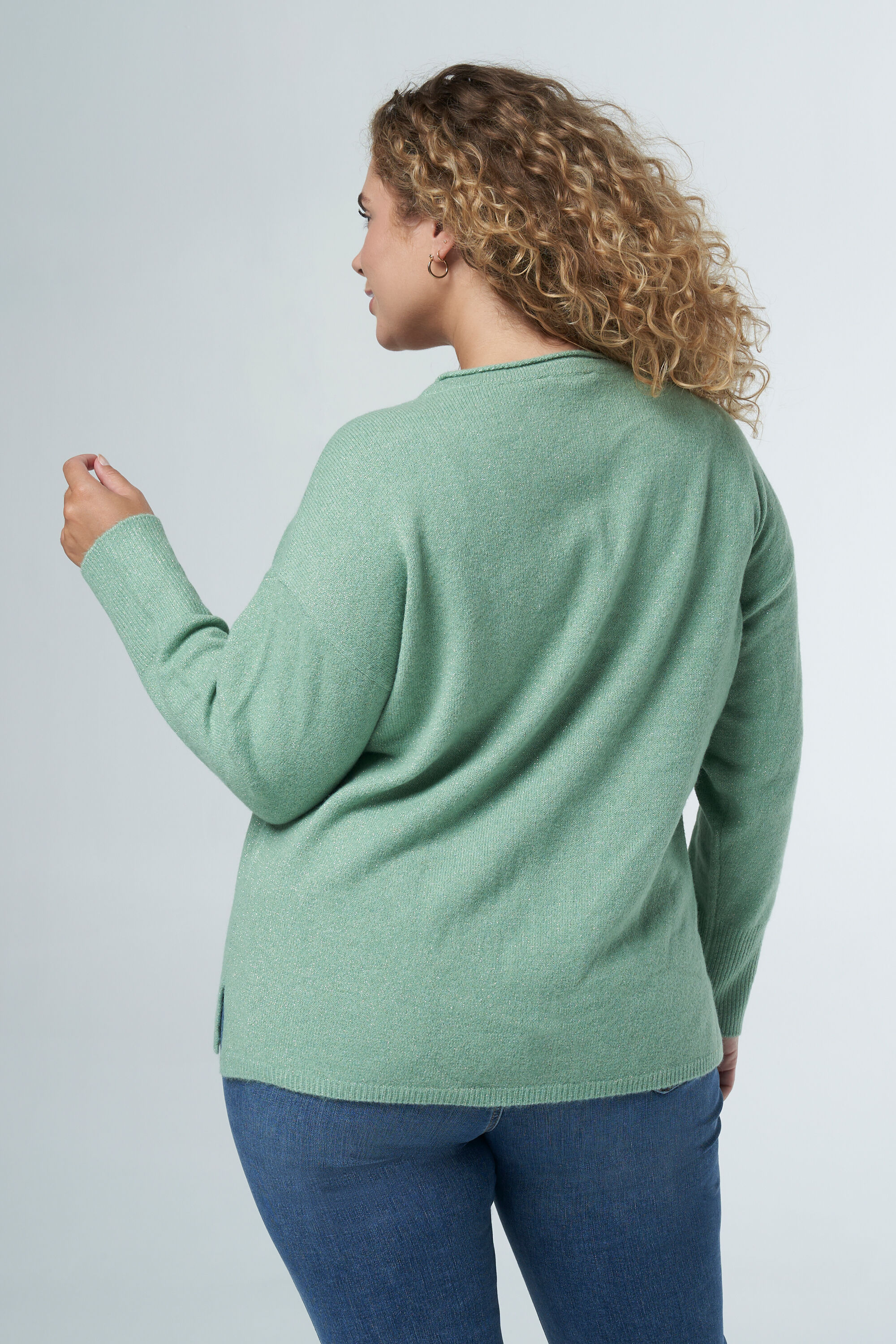 Pull avec d&eacute;tails &agrave; paillettes image number 3