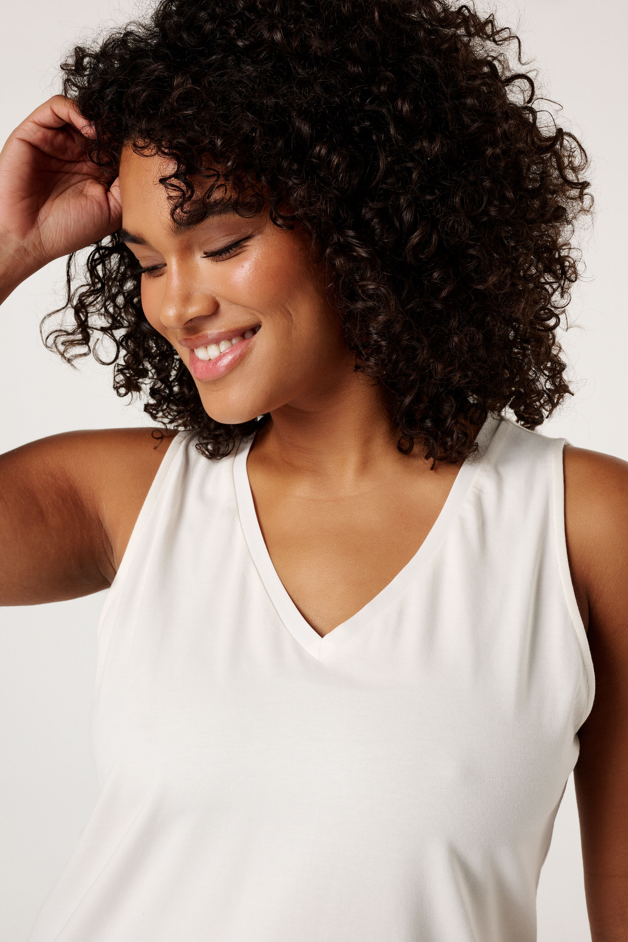 Haut sans manches avec col en V image number 4