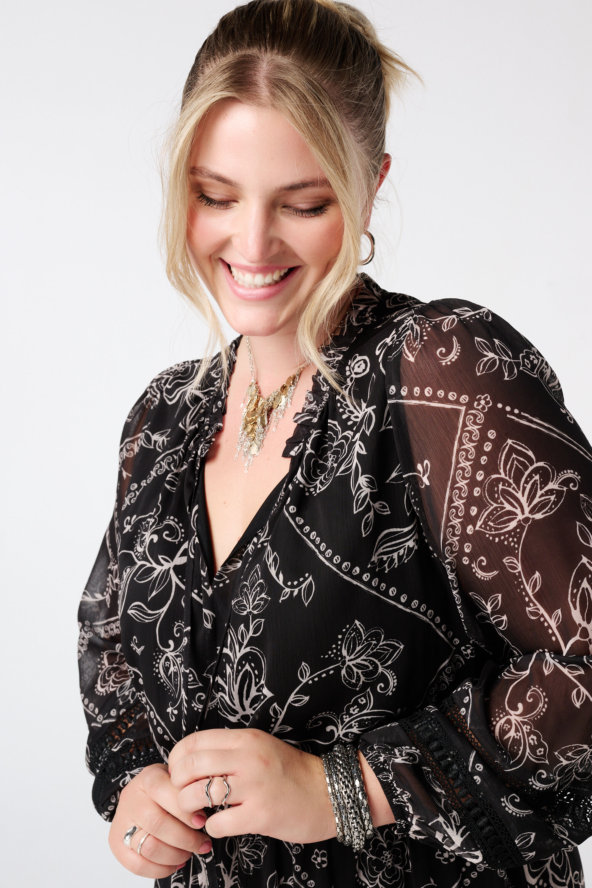 Robe imprim&eacute;e avec d&eacute;tails brod&eacute;s image number 4