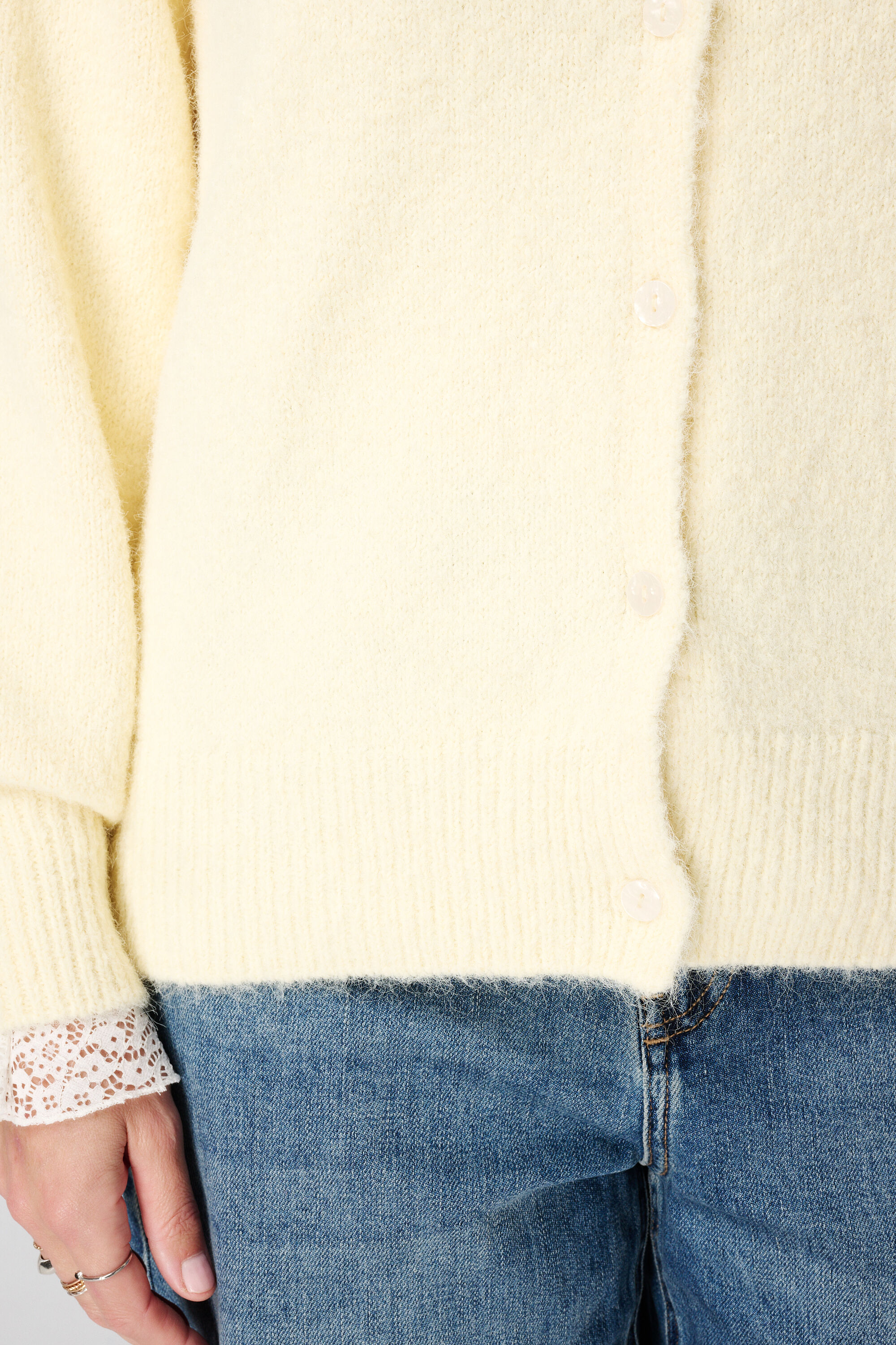 Gilet en maille avec fermeture boutonn&eacute;e image number 6