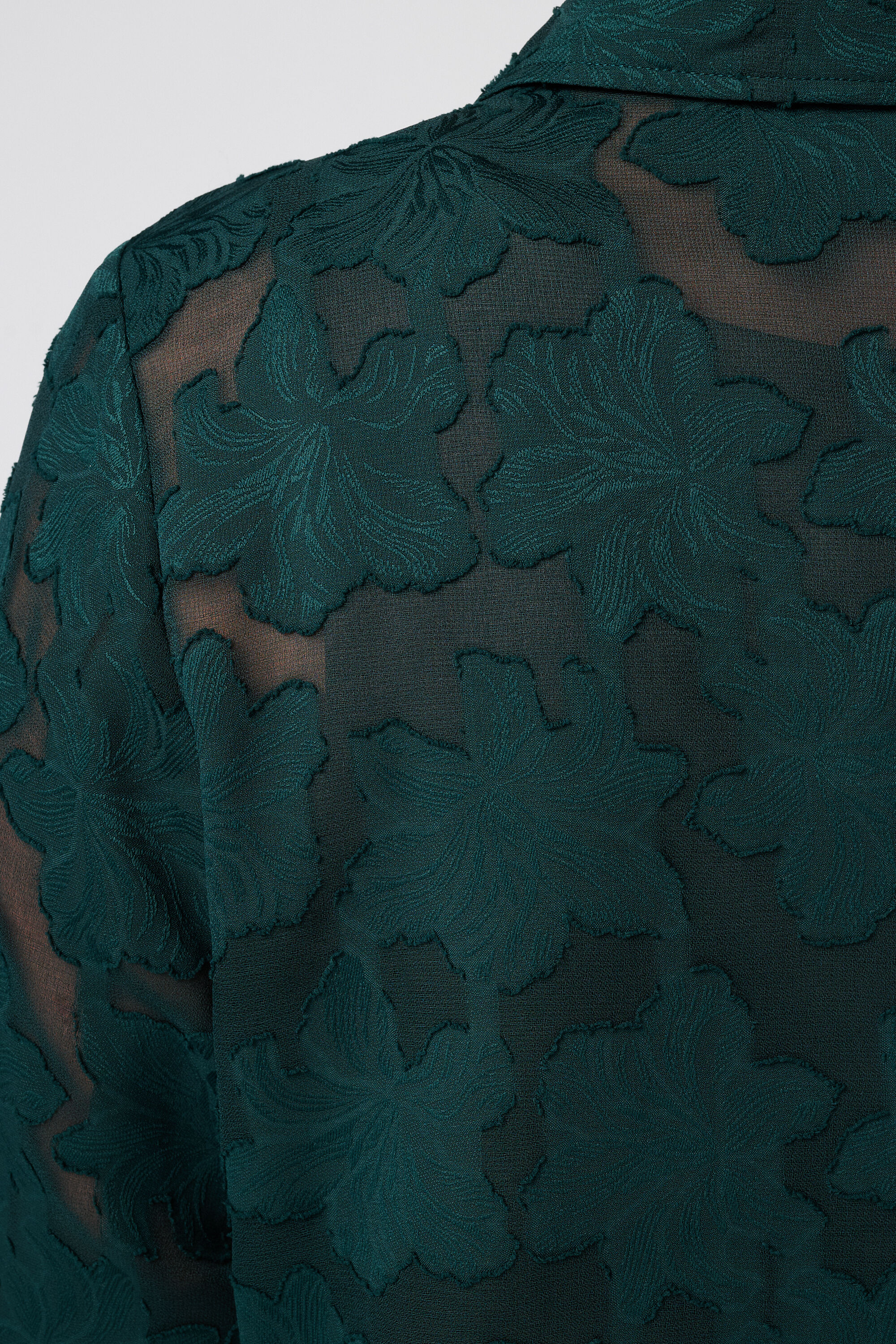 Blouse transparente &agrave; motif floral image number 6