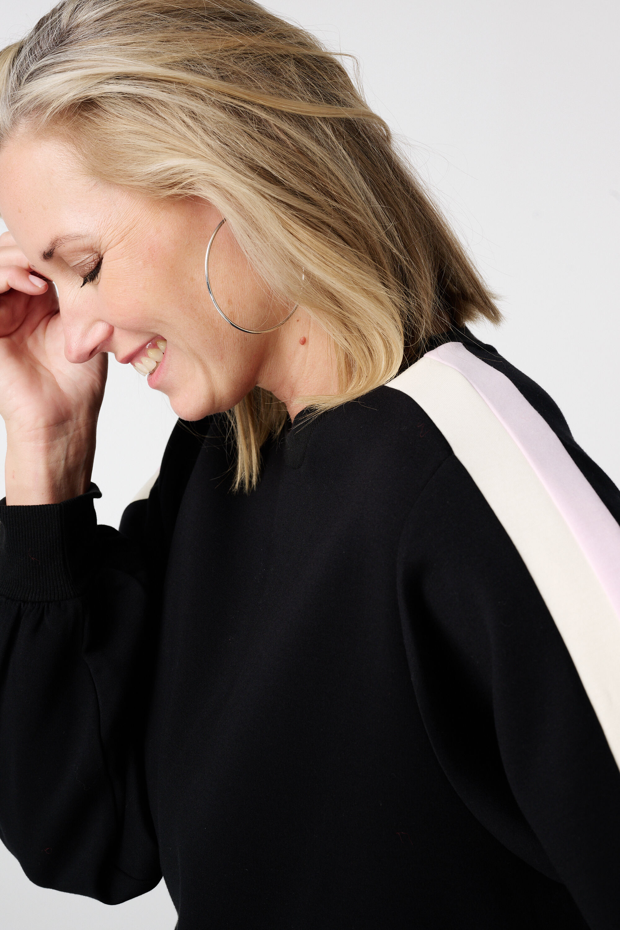 Pull avec manches ballon et rayures sportives image number 4