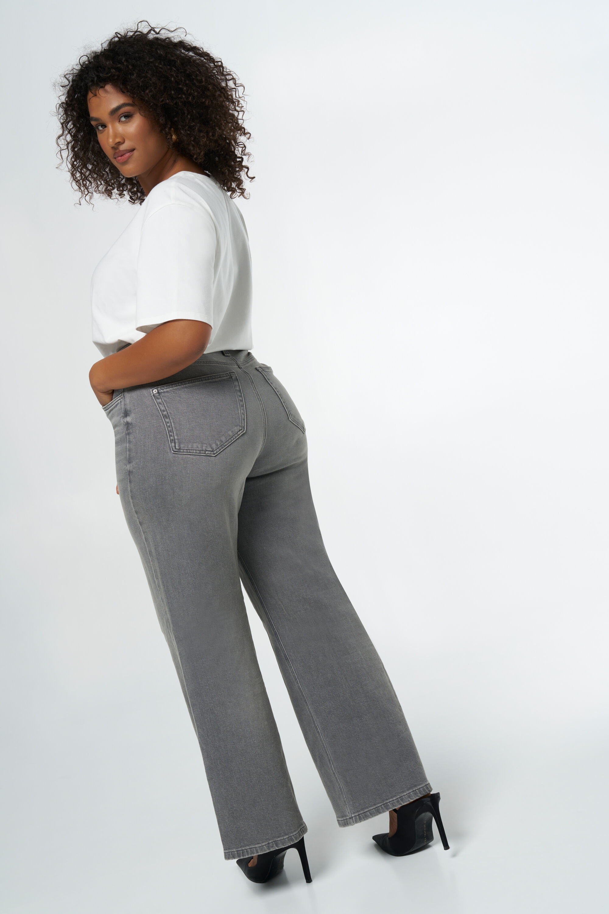 Jean &eacute;vas&eacute; image number 3