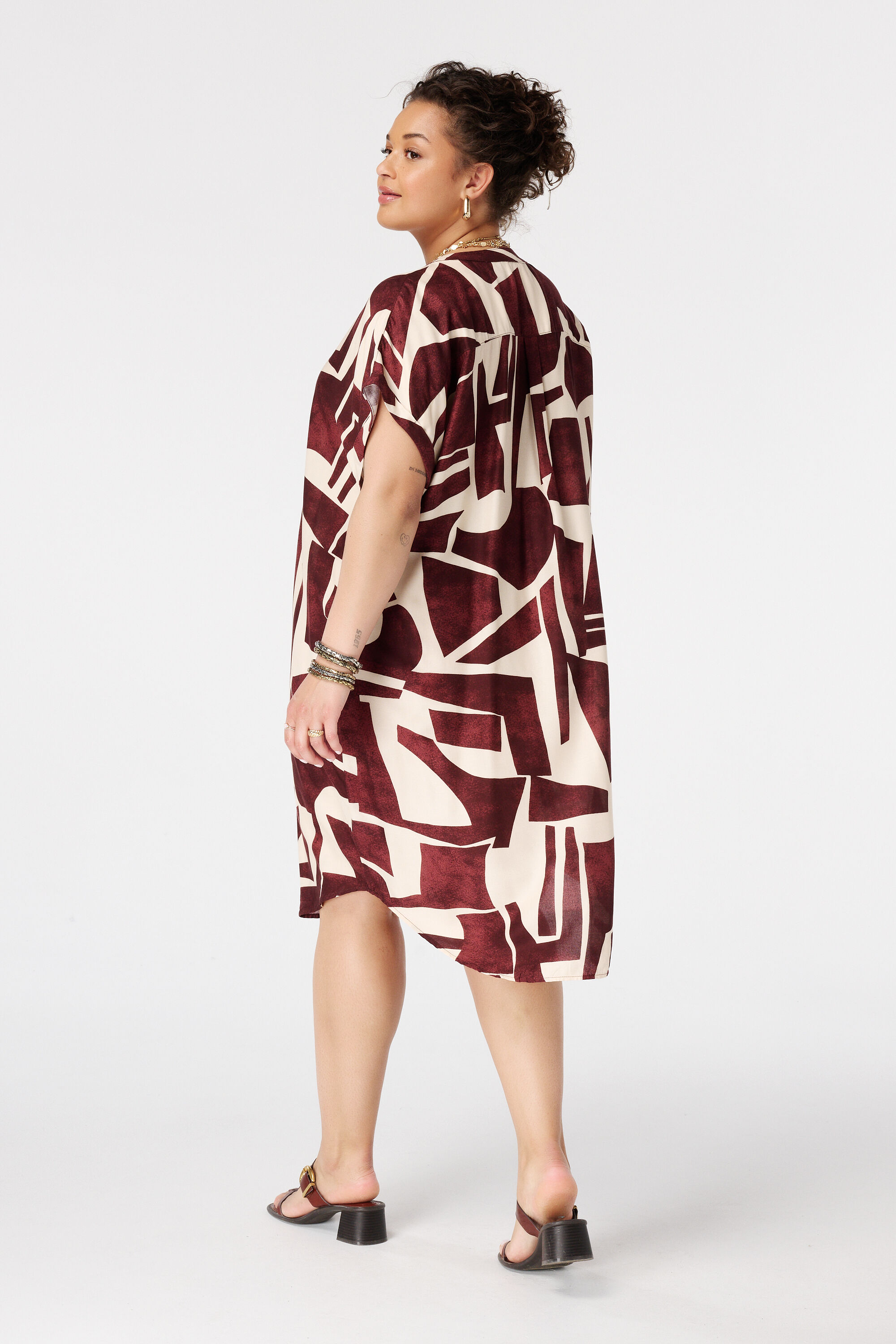 Robe &agrave; encolure en V image number 3