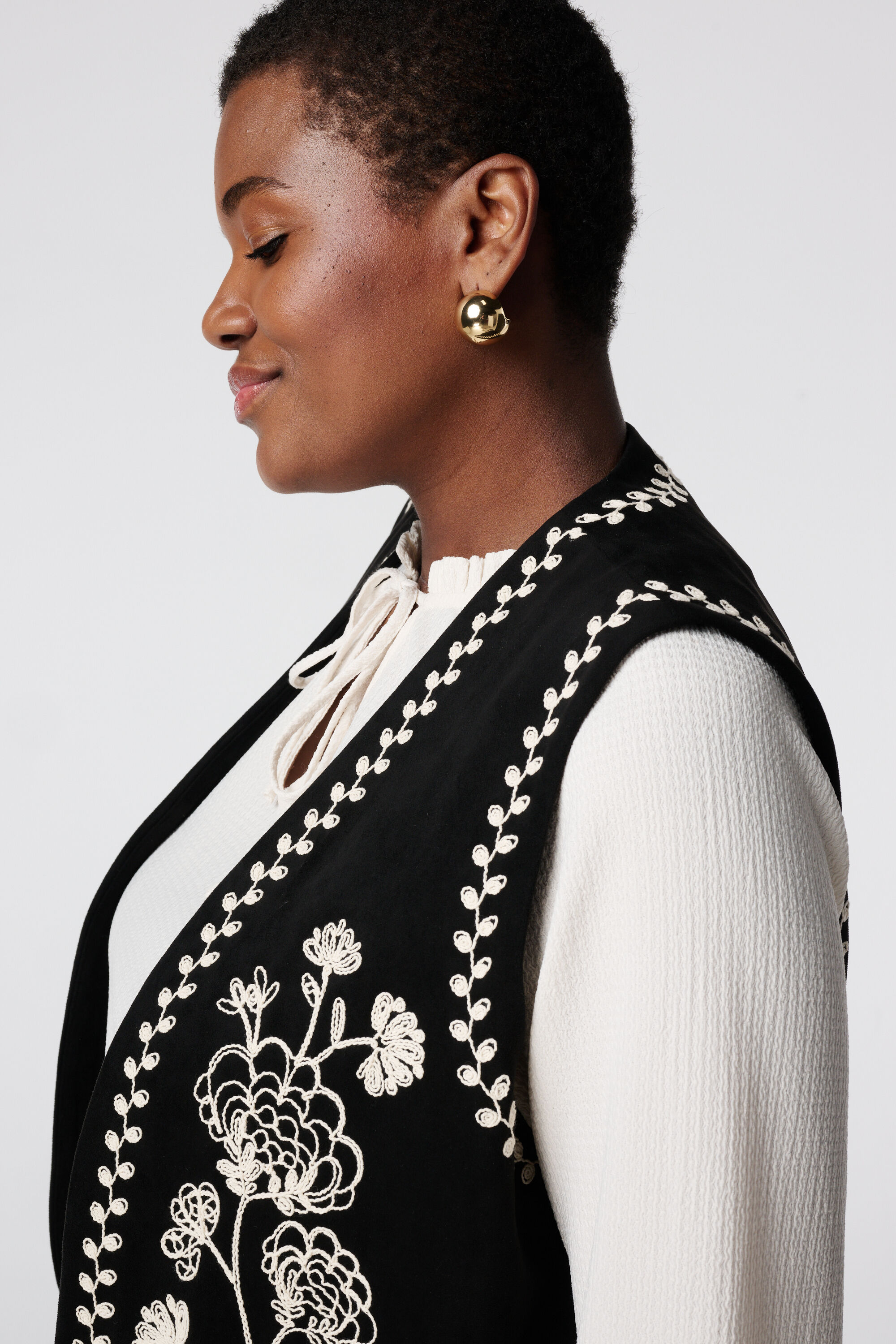 Gilet en su&eacute;dine avec coutures image number 4