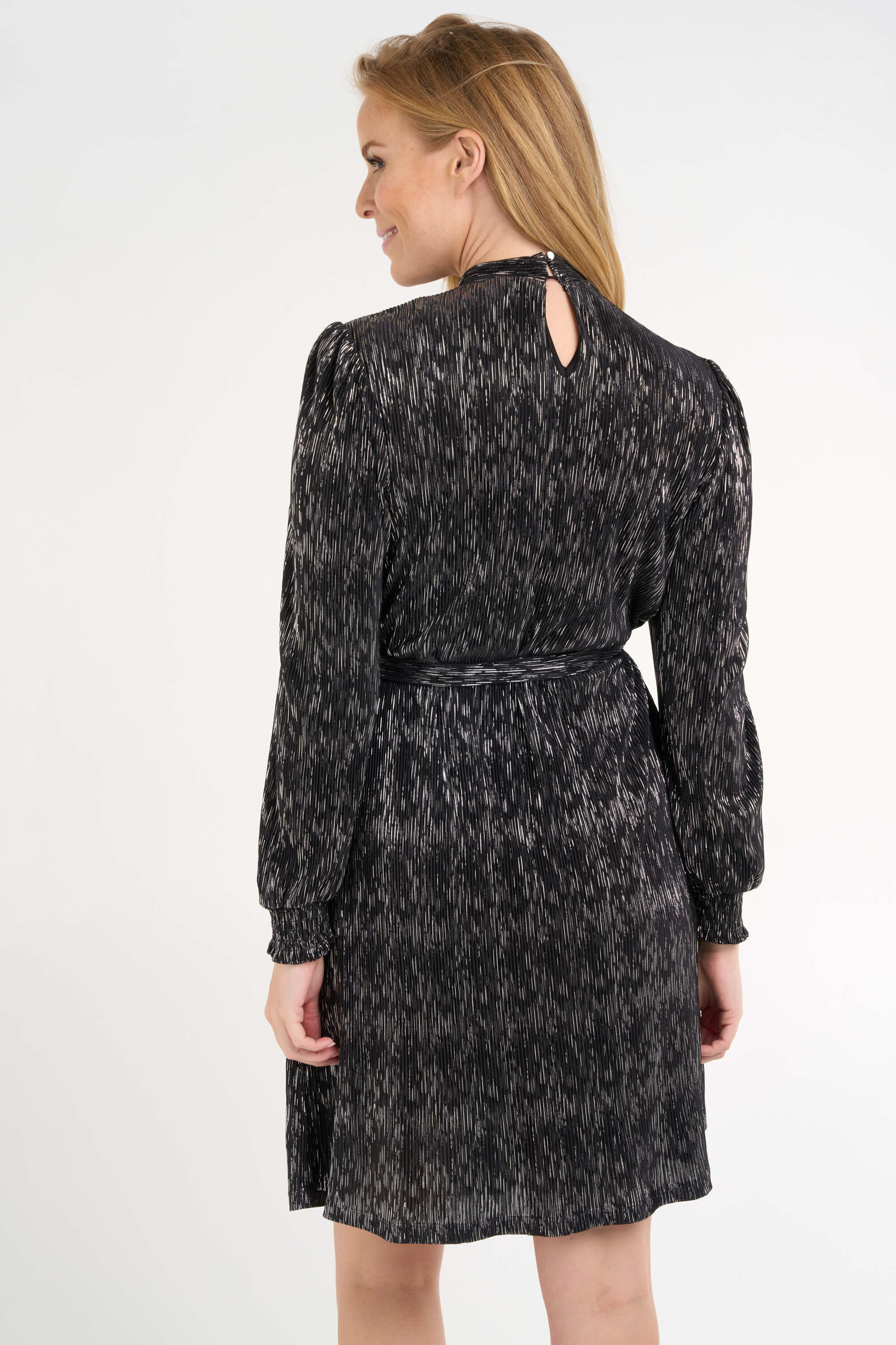 Robe &agrave; paillettes avec ceinture image number 4