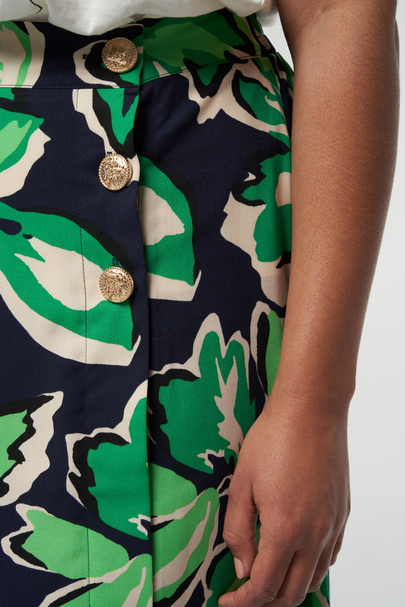 Jupe avec imprim&eacute; et boutons dor&eacute;s image number 4