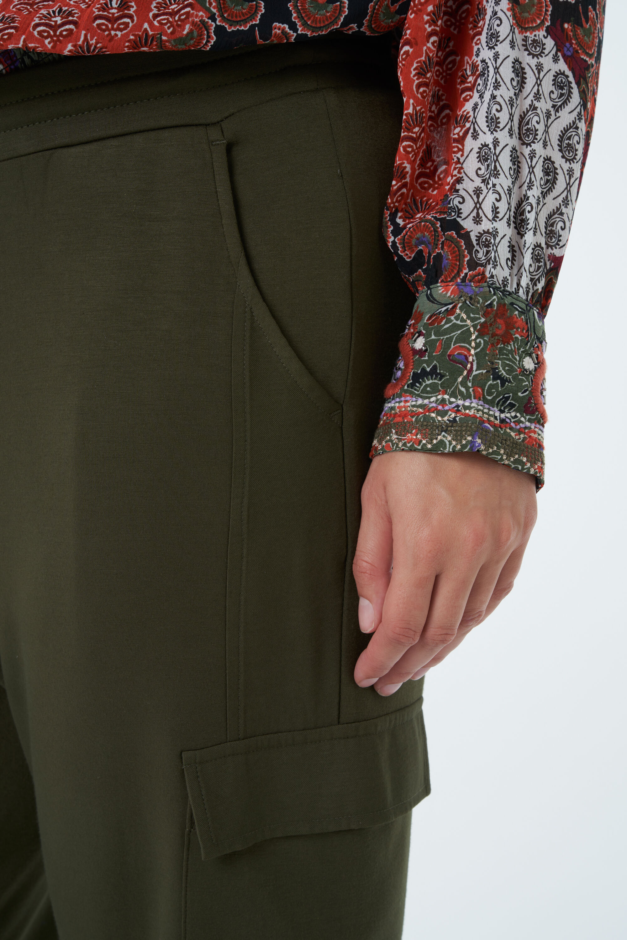 Pantalon cargo avec satin image number 5