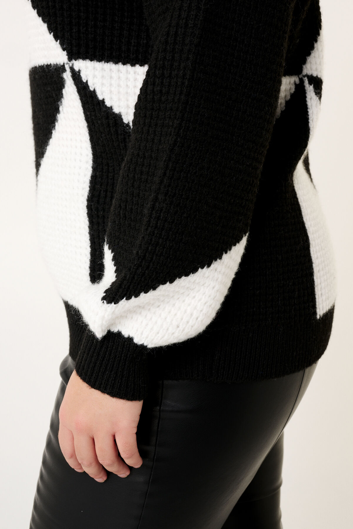 Pull en maille bicolore image number 4