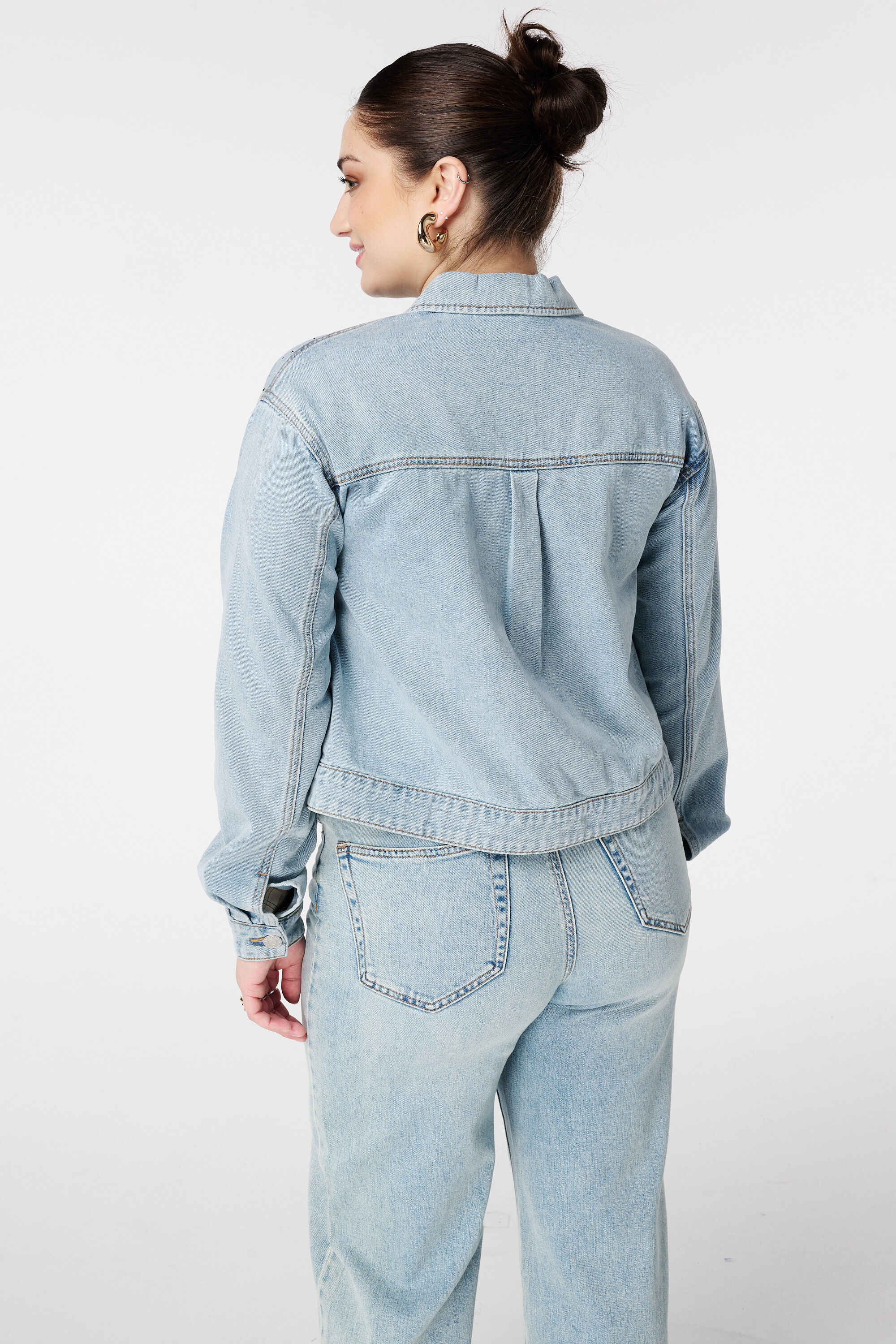 Veste en jean avec clous image number 3