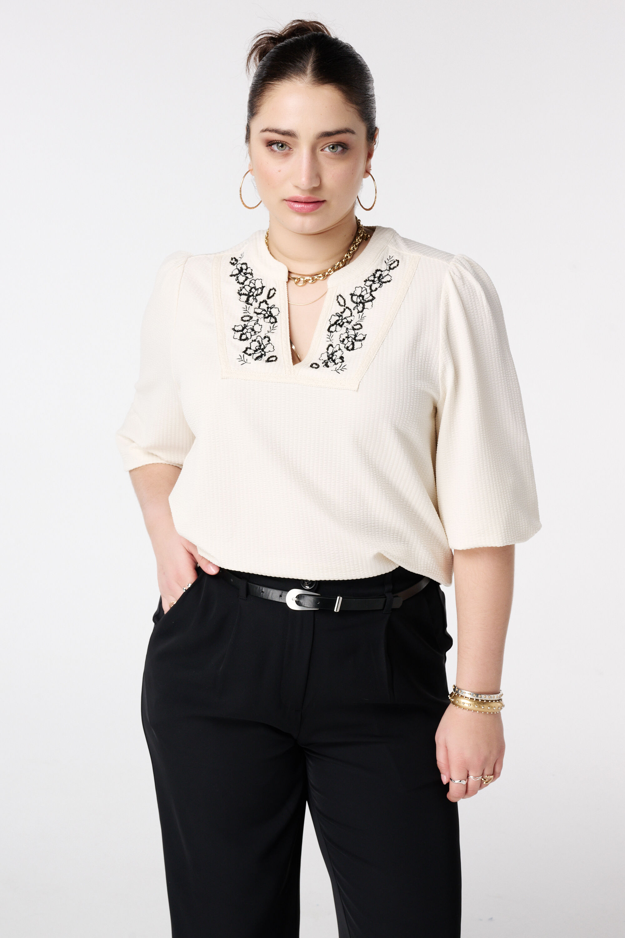 Haut &agrave; broderie et col en V