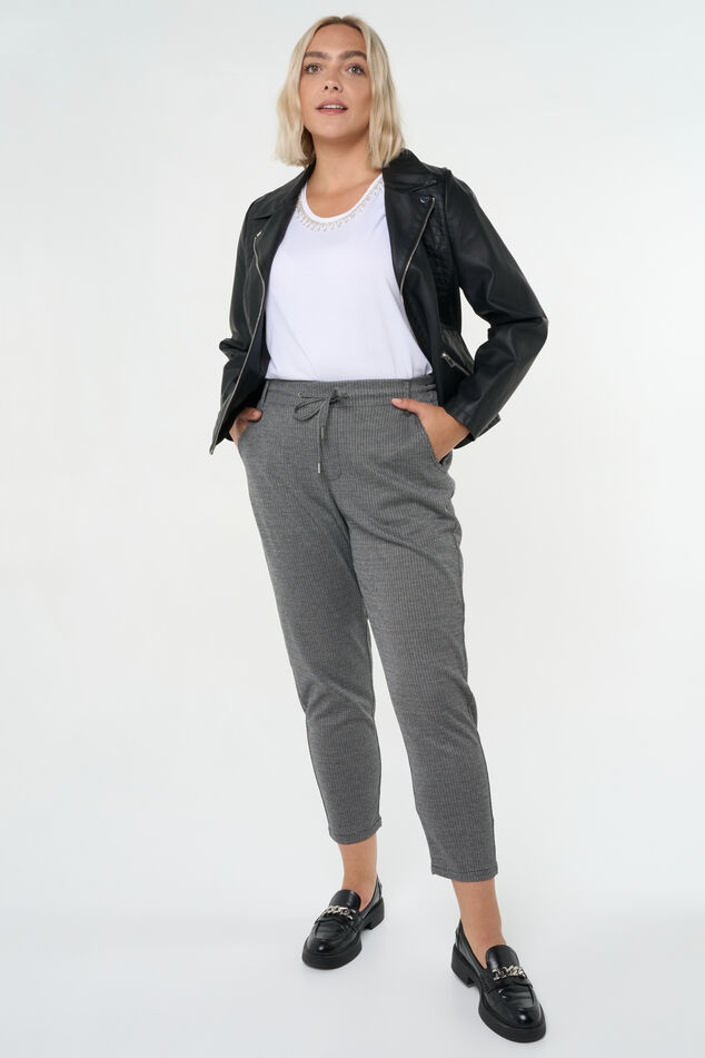 Veste avec un aspect cuir et des détails argentés. image number 5