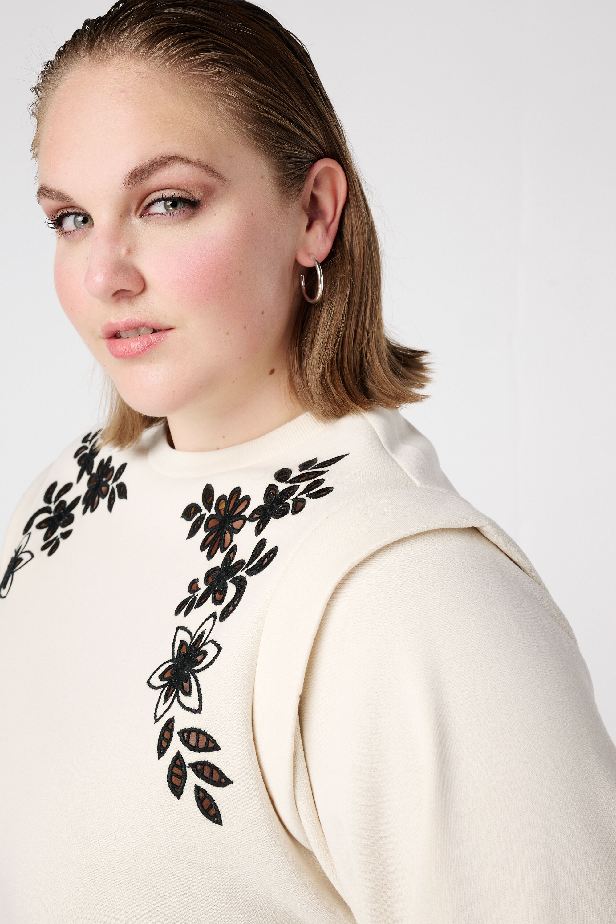 Sweat &agrave; broderie ajour&eacute;e image number 4