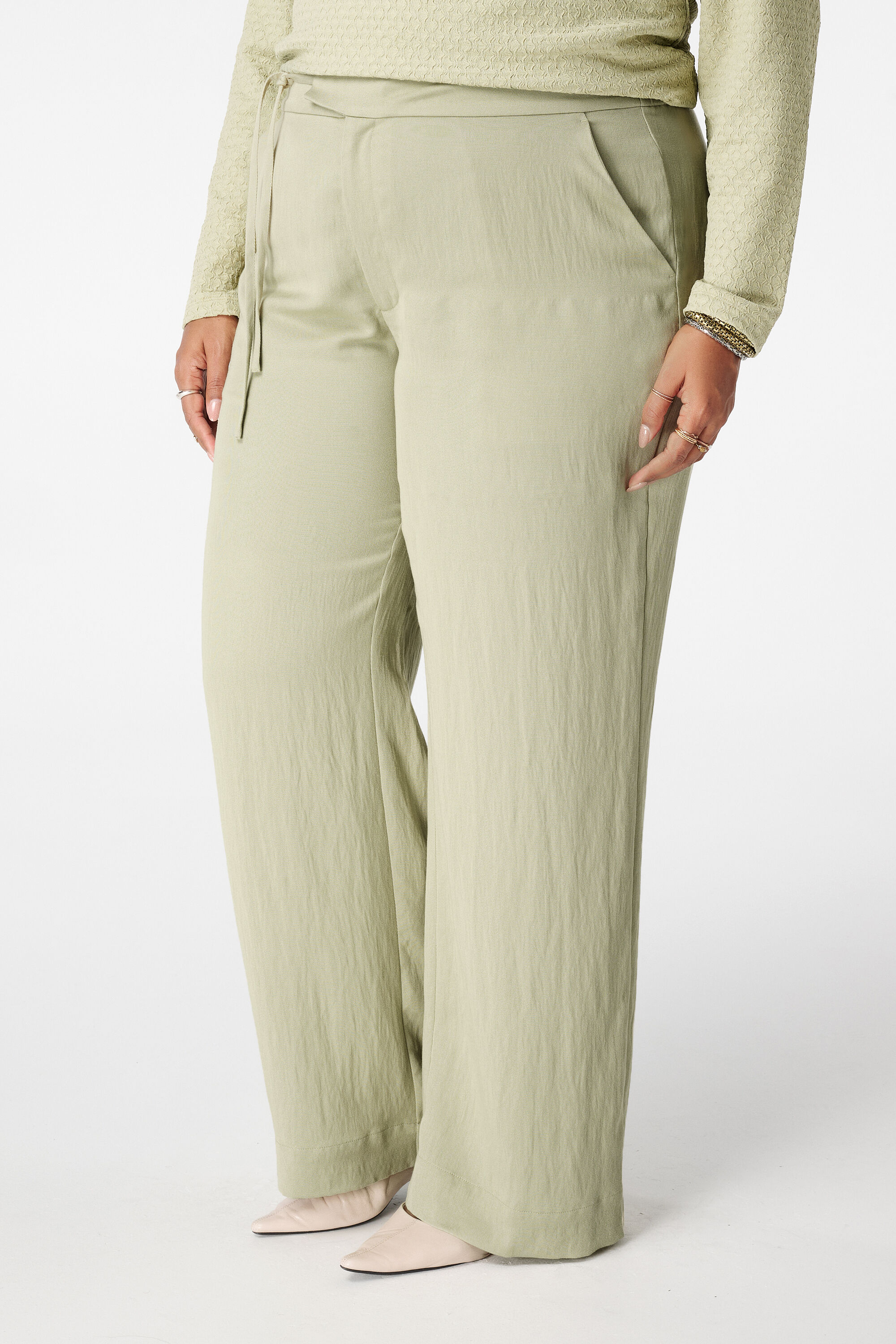 Pantalon large &agrave; ceinture nou&eacute;e image number 5