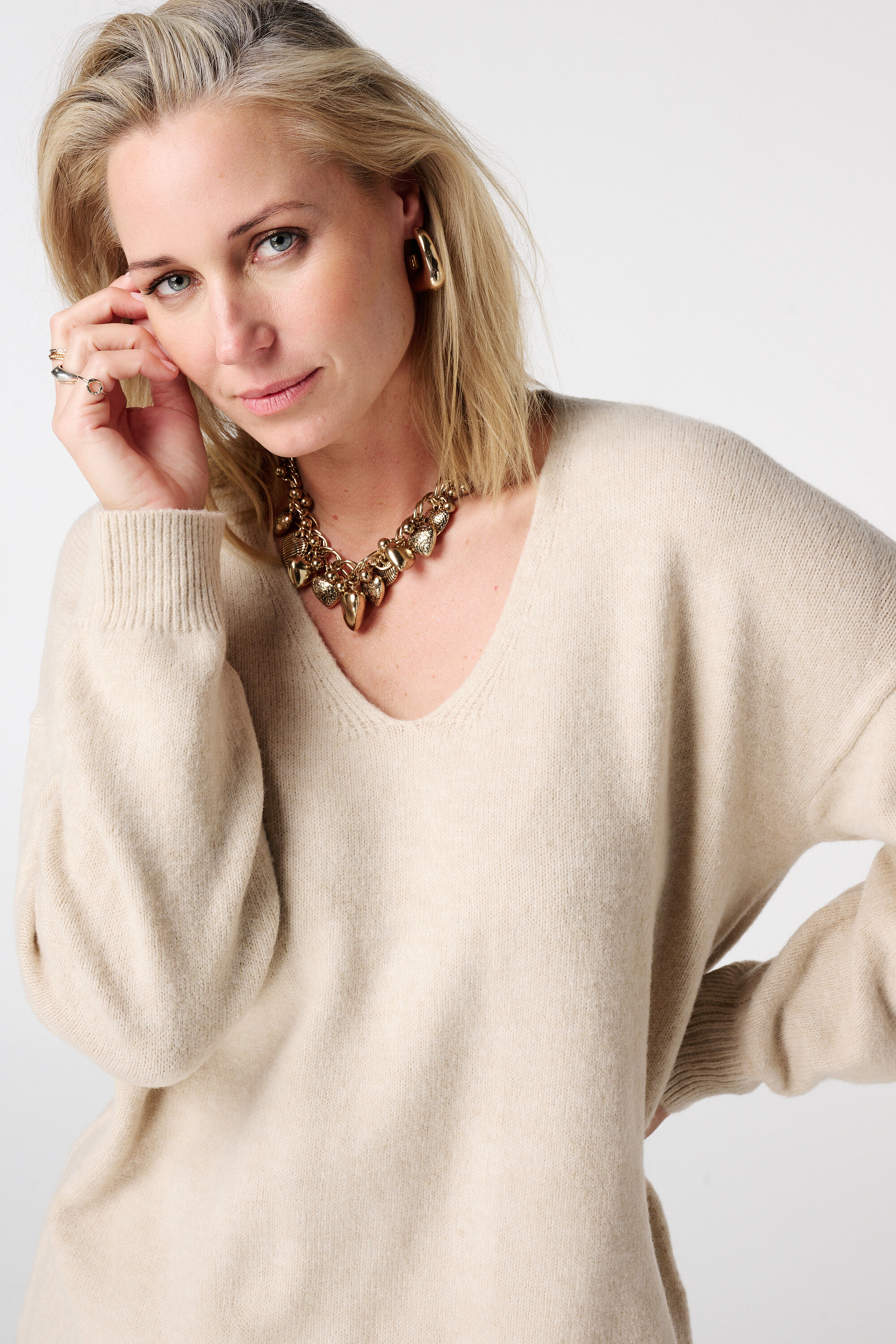 Pull &agrave; col en V avec bas en dentelle image number 4