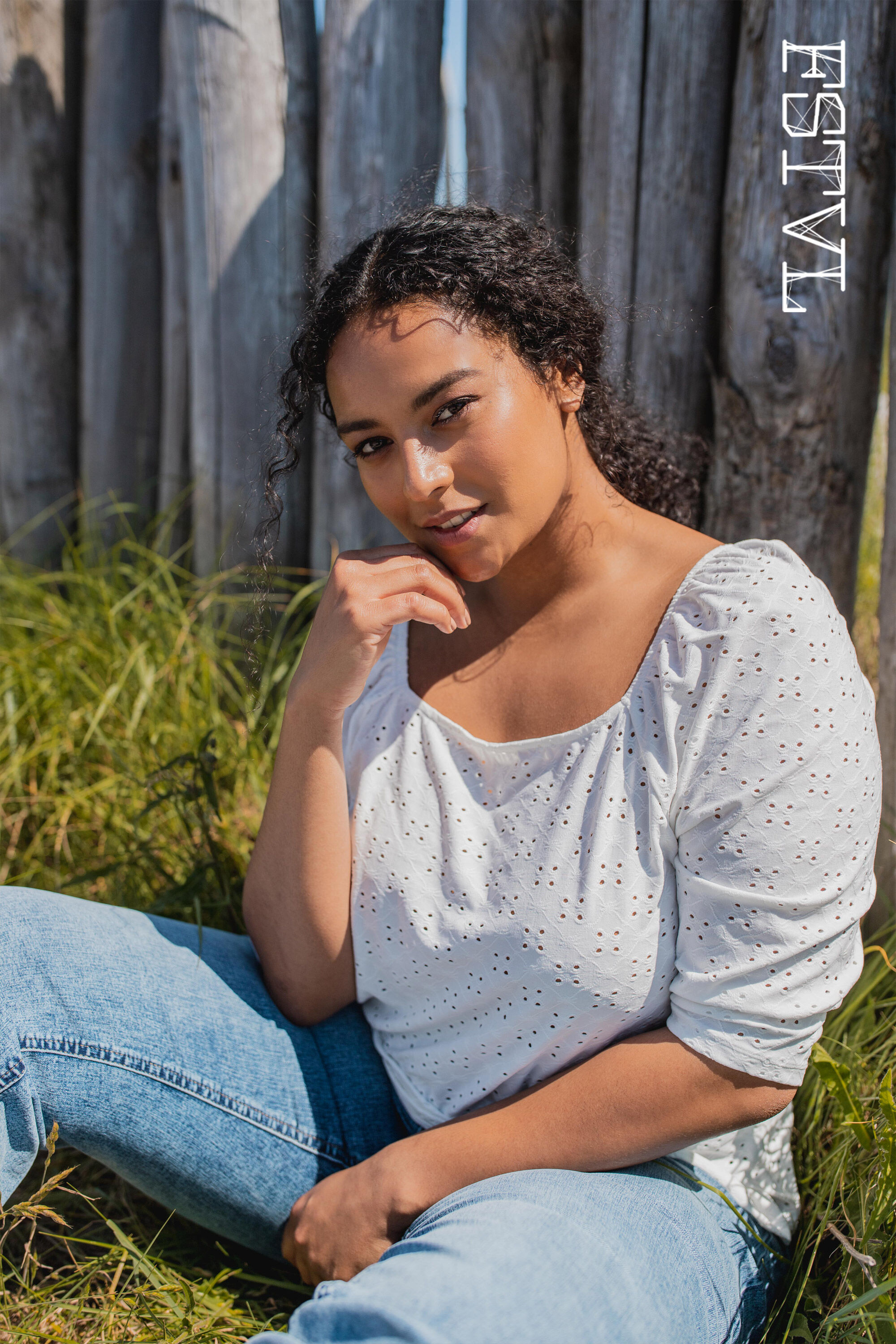 Haut brod&eacute; avec manches bouffantes