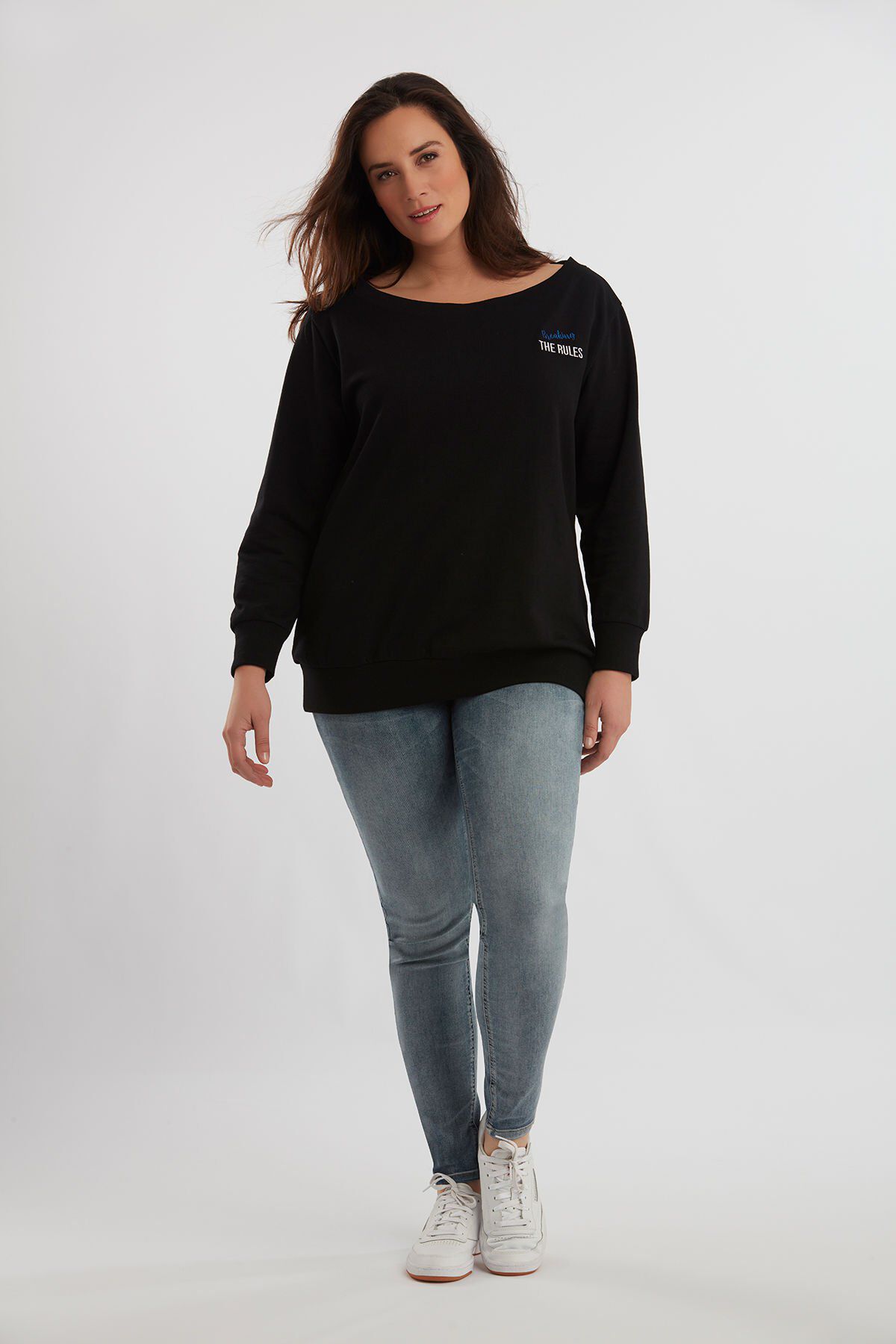 Sweat-shirt avec &eacute;paule d&eacute;nud&eacute;e image number 4