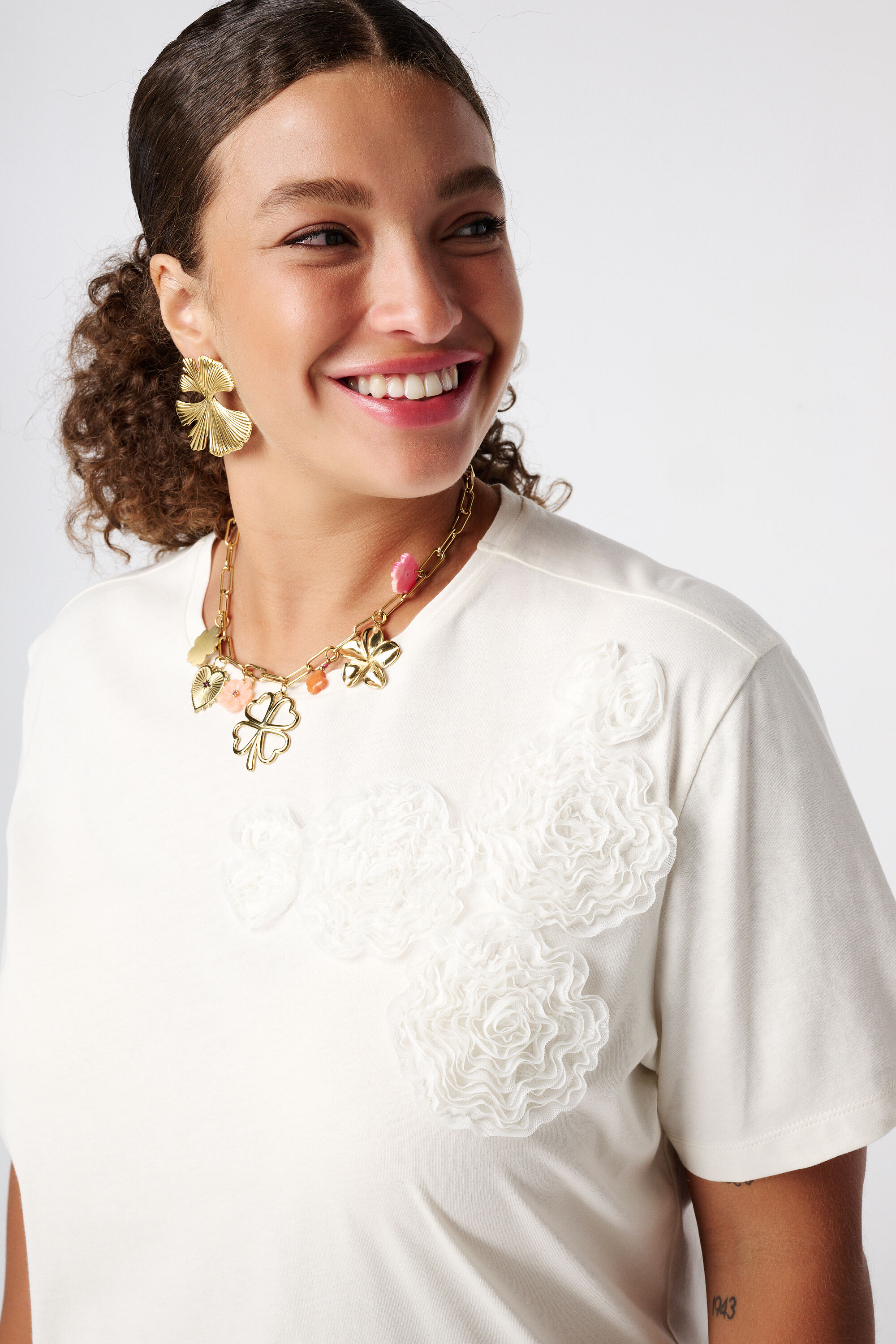 T-shirt avec imprim&eacute; brod&eacute; image number 4