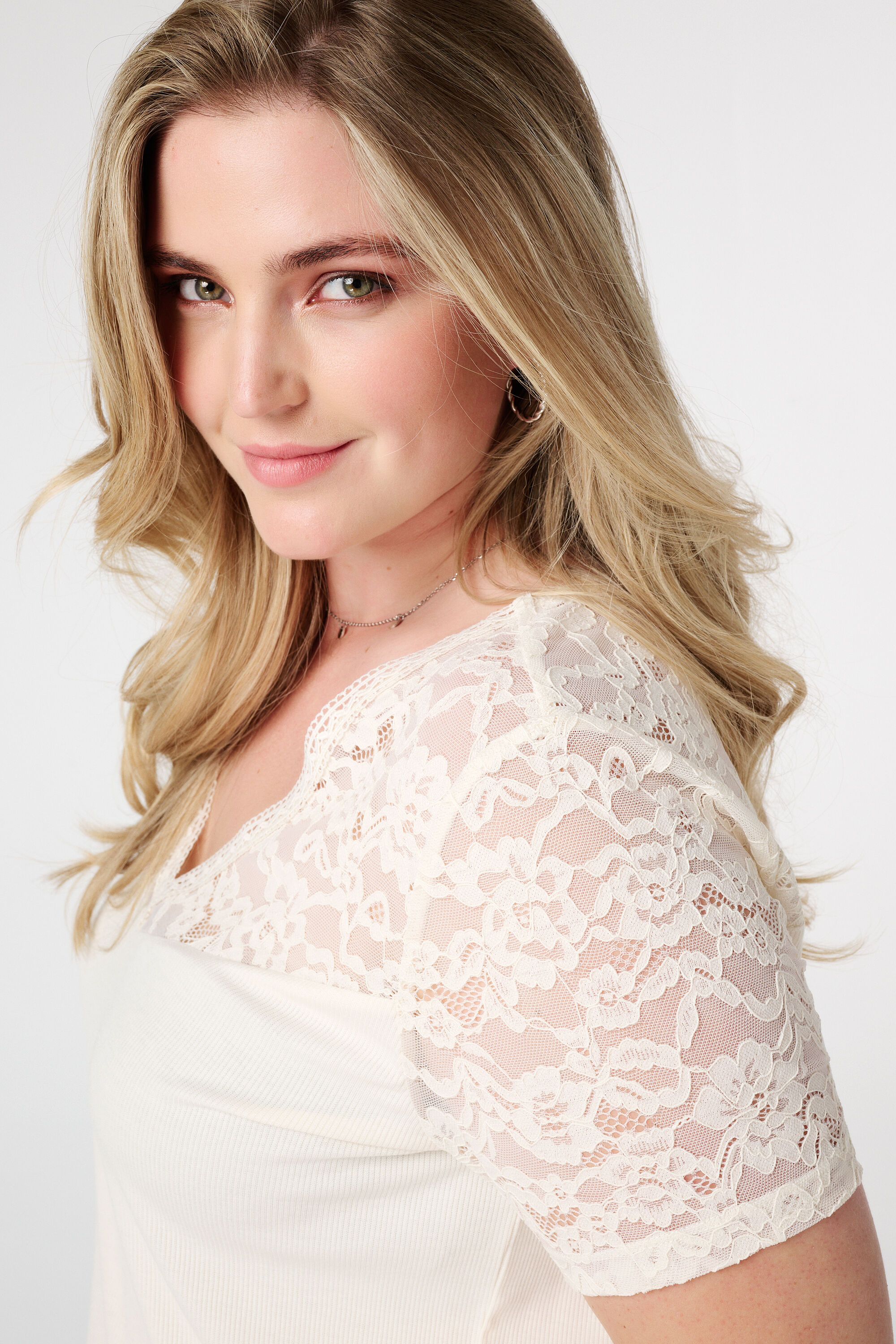 T-shirt c&ocirc;tel&eacute; avec dentelle image number 4