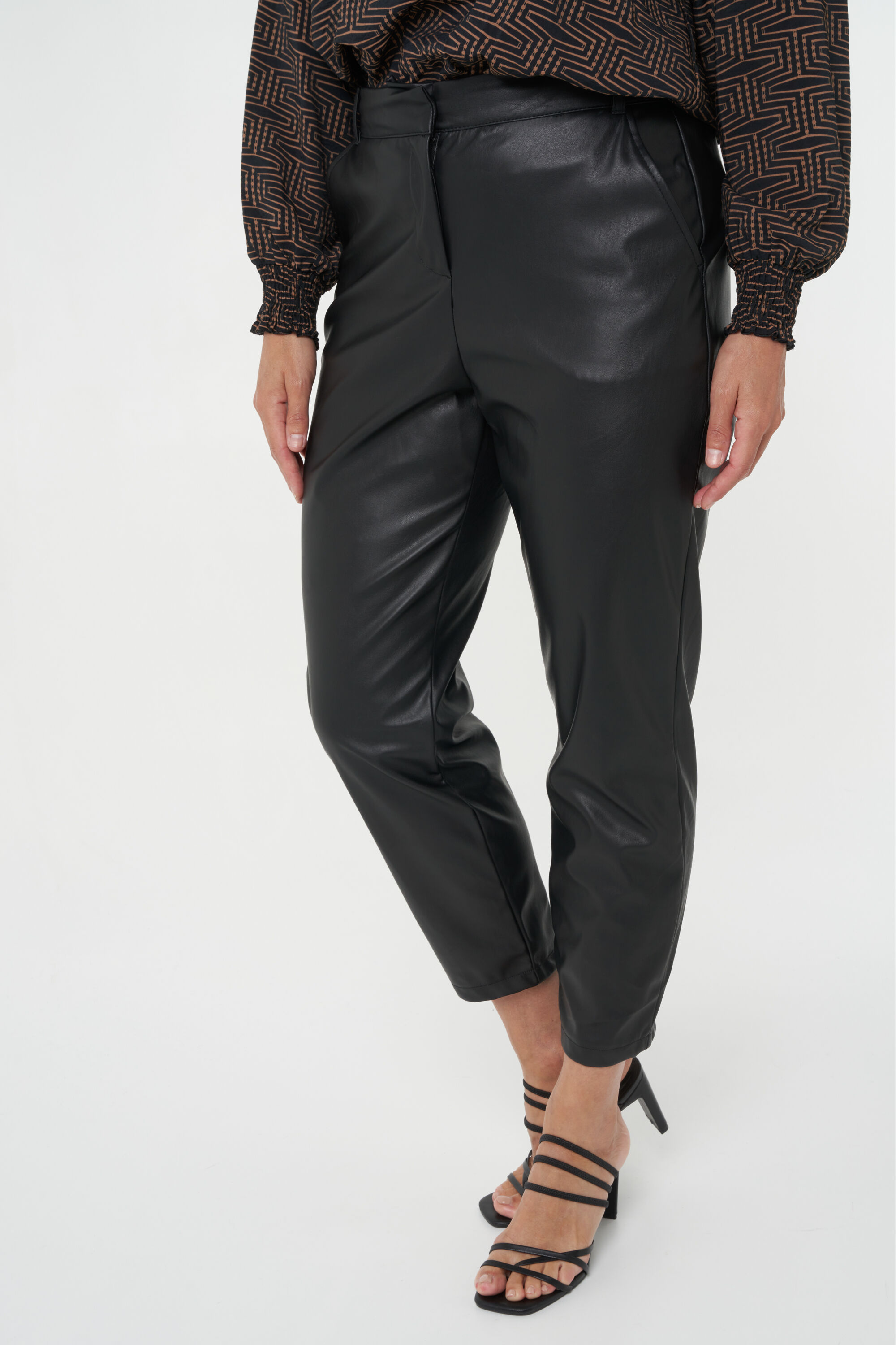 Pantalon en similicuir image number 6