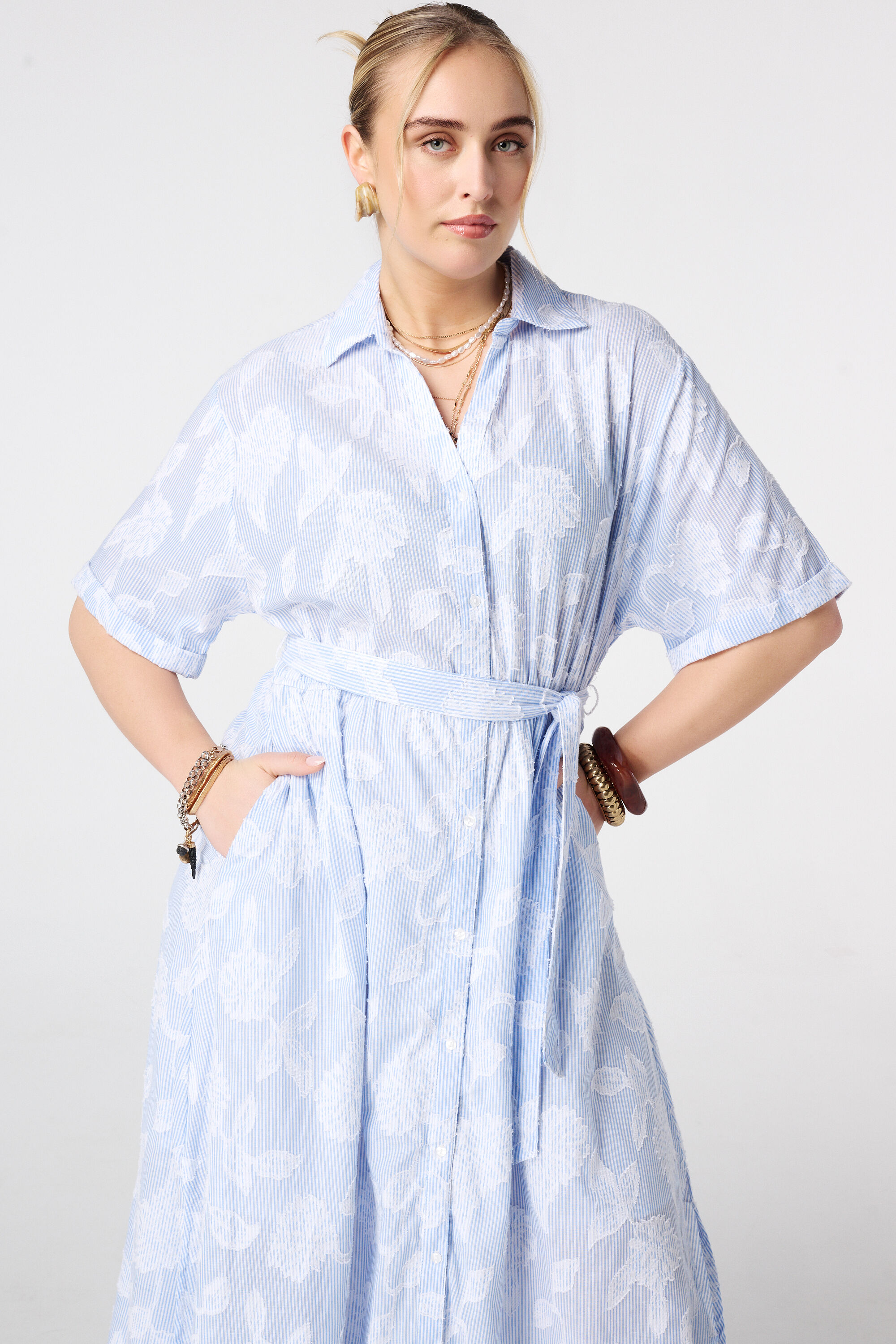 Robe ray&eacute;e &agrave; motif floral image number 3