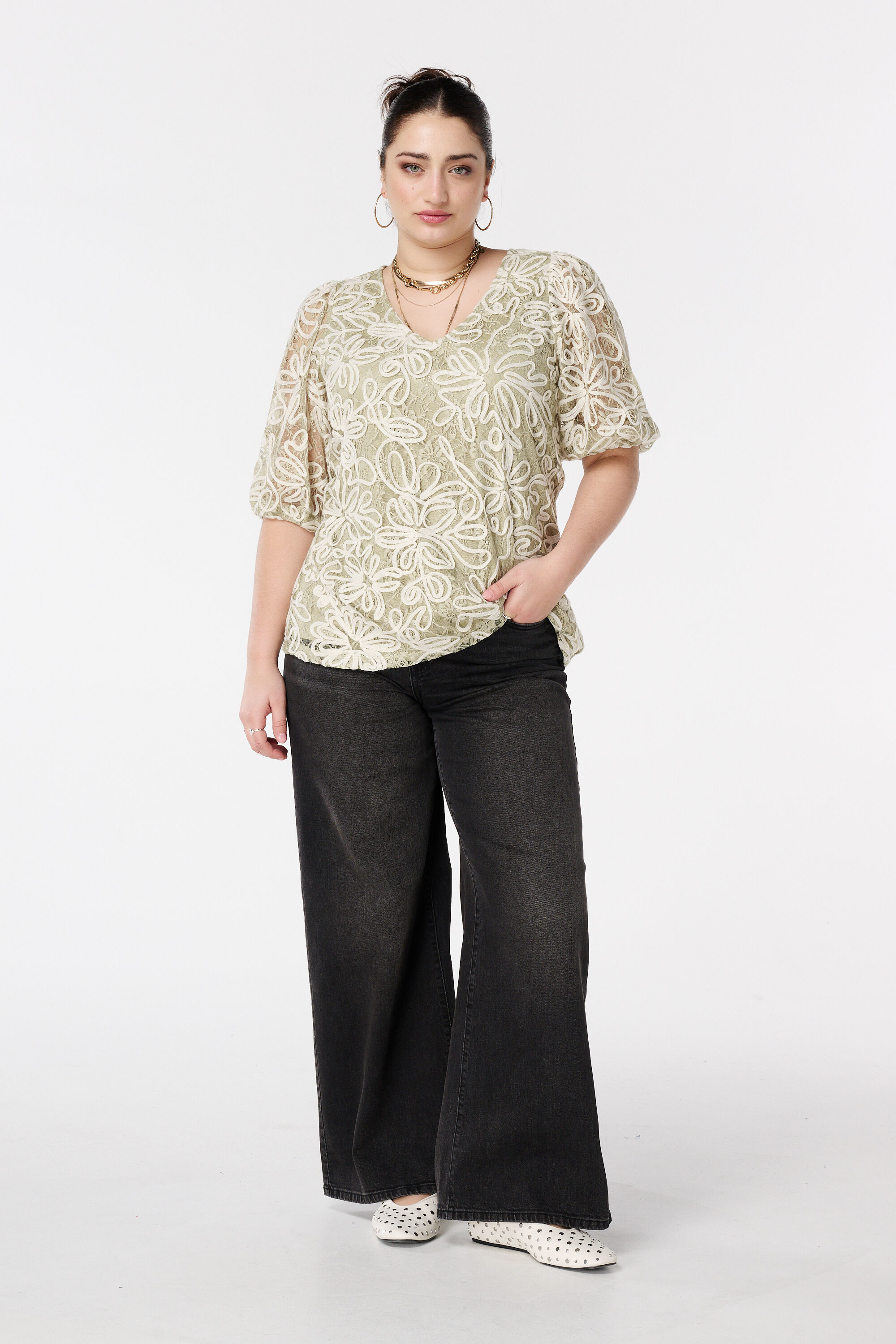 Top brod&eacute; avec manches en tulle image number 5