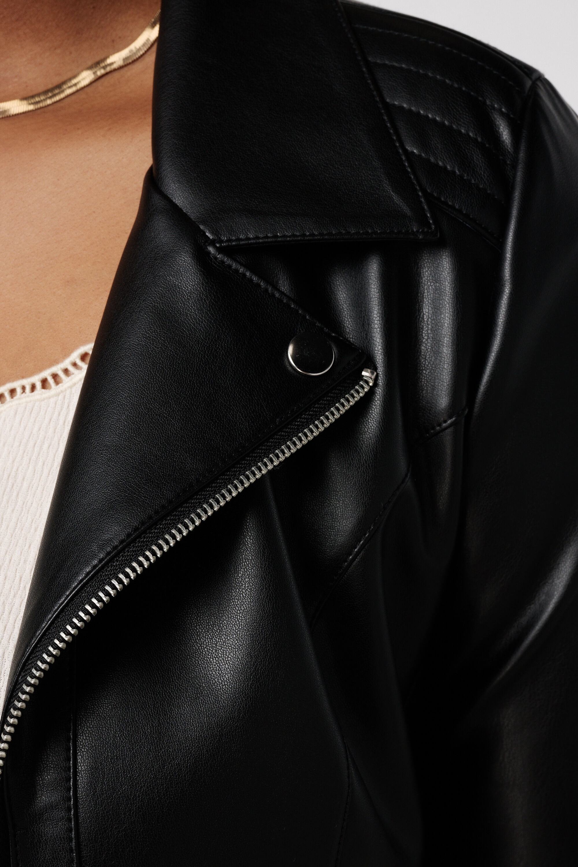 Veste &eacute;l&eacute;gante en cuir orn&eacute;e de d&eacute;tails argent&eacute;s image number 6