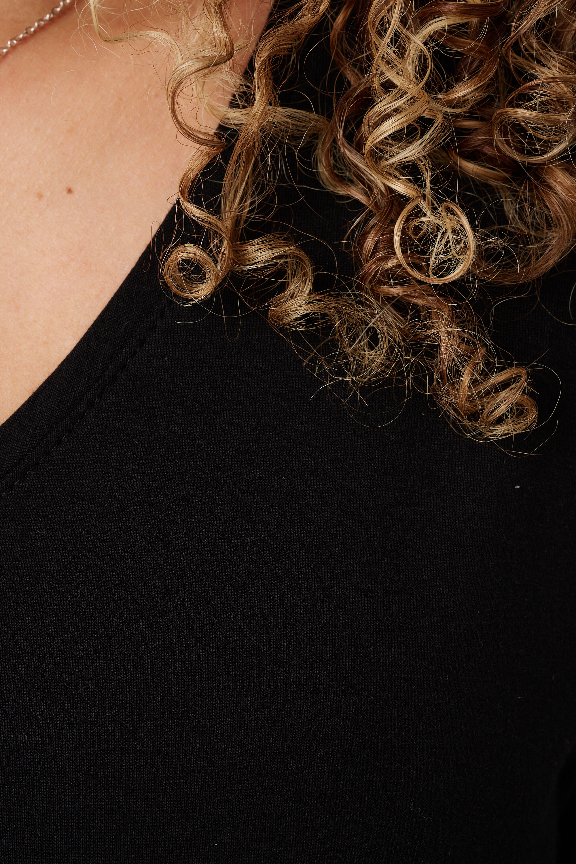 Haut &agrave; manches longues et col en V image number 6