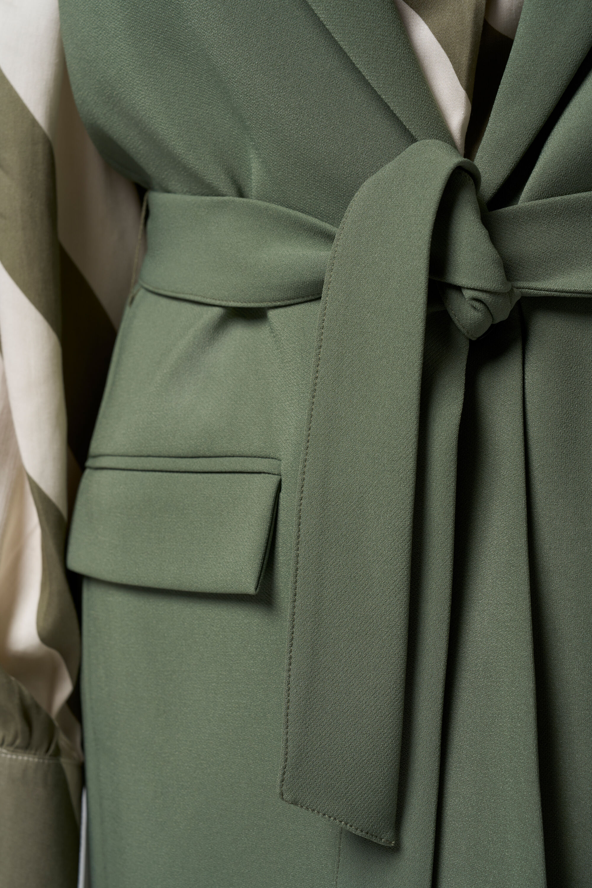 Gilet avec ceinture assortie image number 4