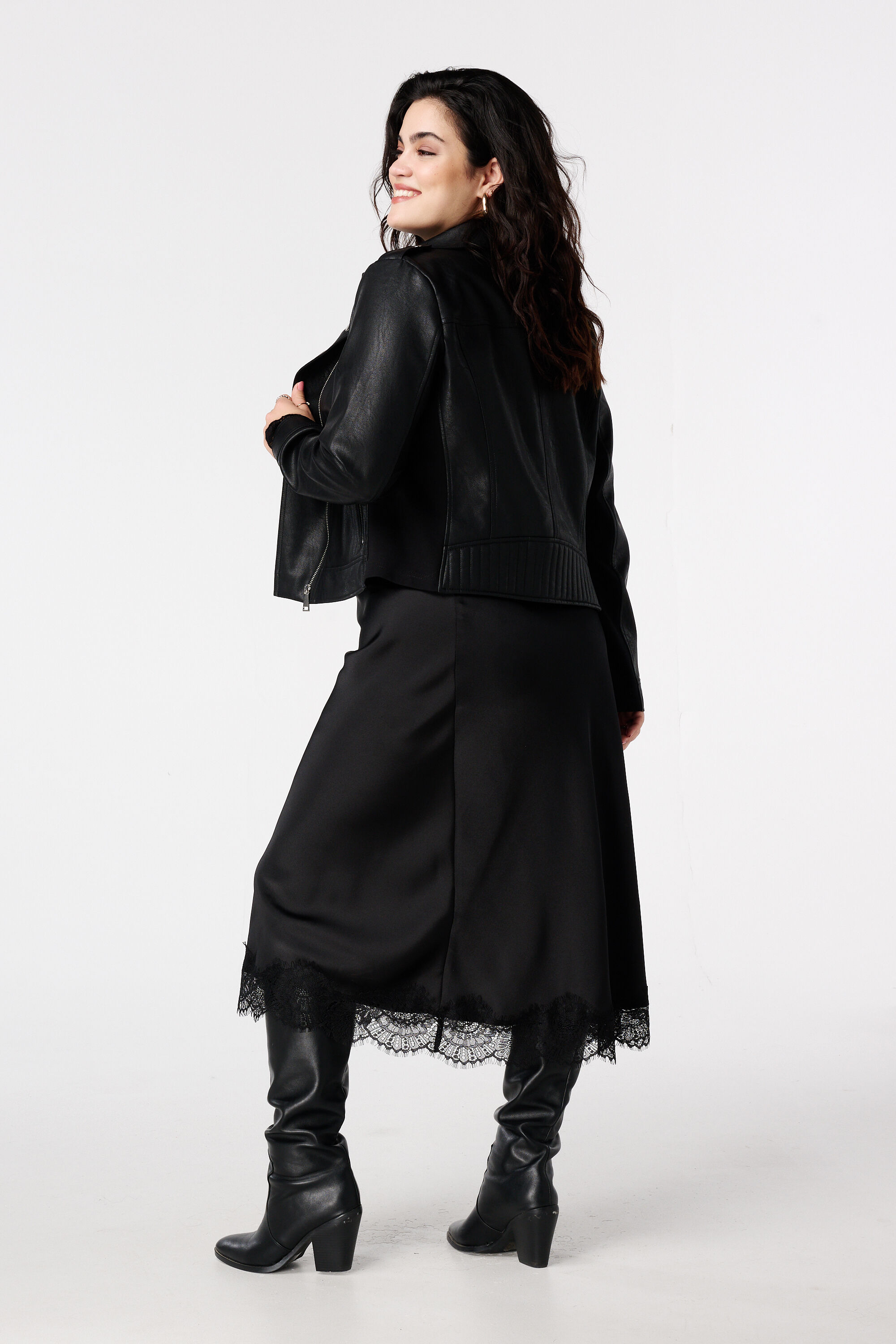 Jupe effet satin avec d&eacute;tail dentelle image number 3