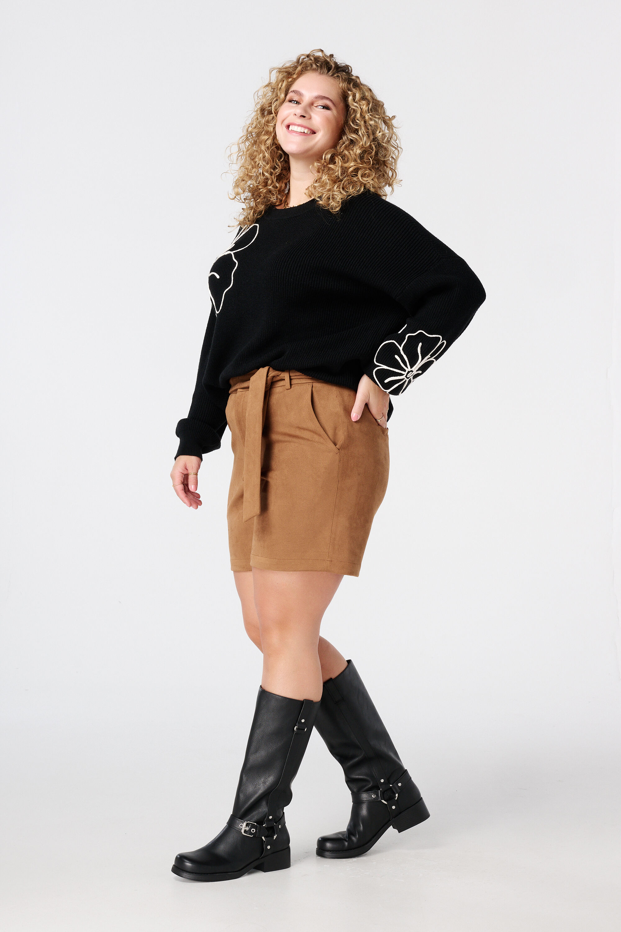 Pull avec fleurs brod&eacute;es image number 5