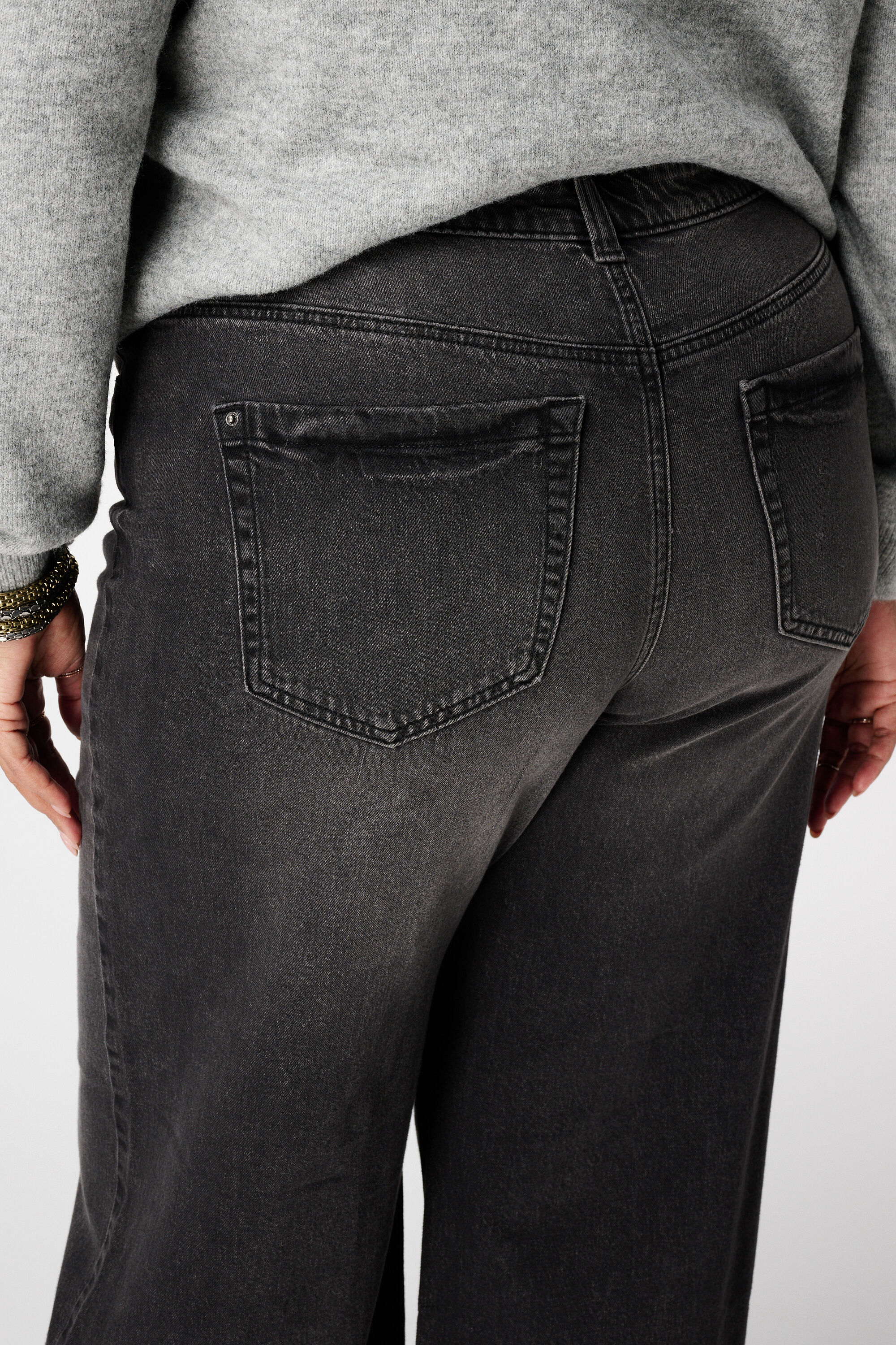 Jeans larges &agrave; taille haute image number 6