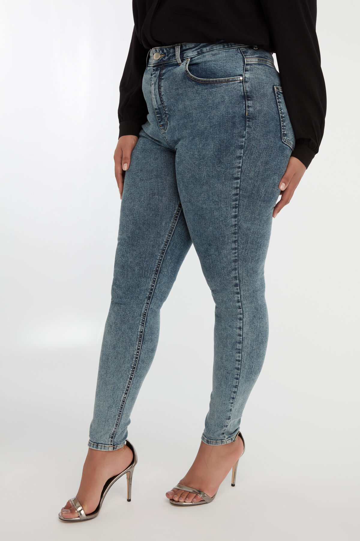 Skinny leg high waist CHERRY jeans image number 4