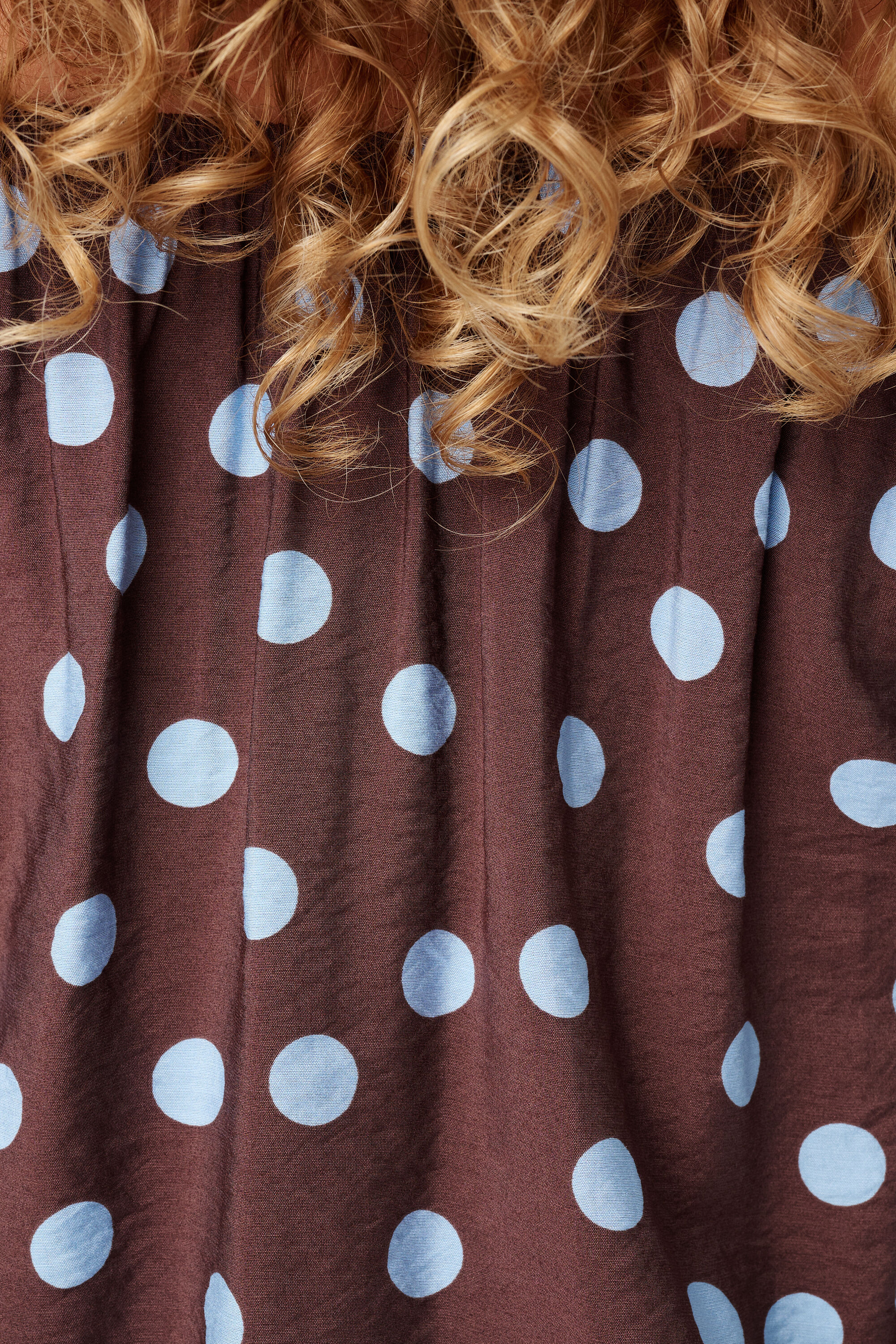Blouse &agrave; pois &eacute;paules d&eacute;nud&eacute;es image number 4