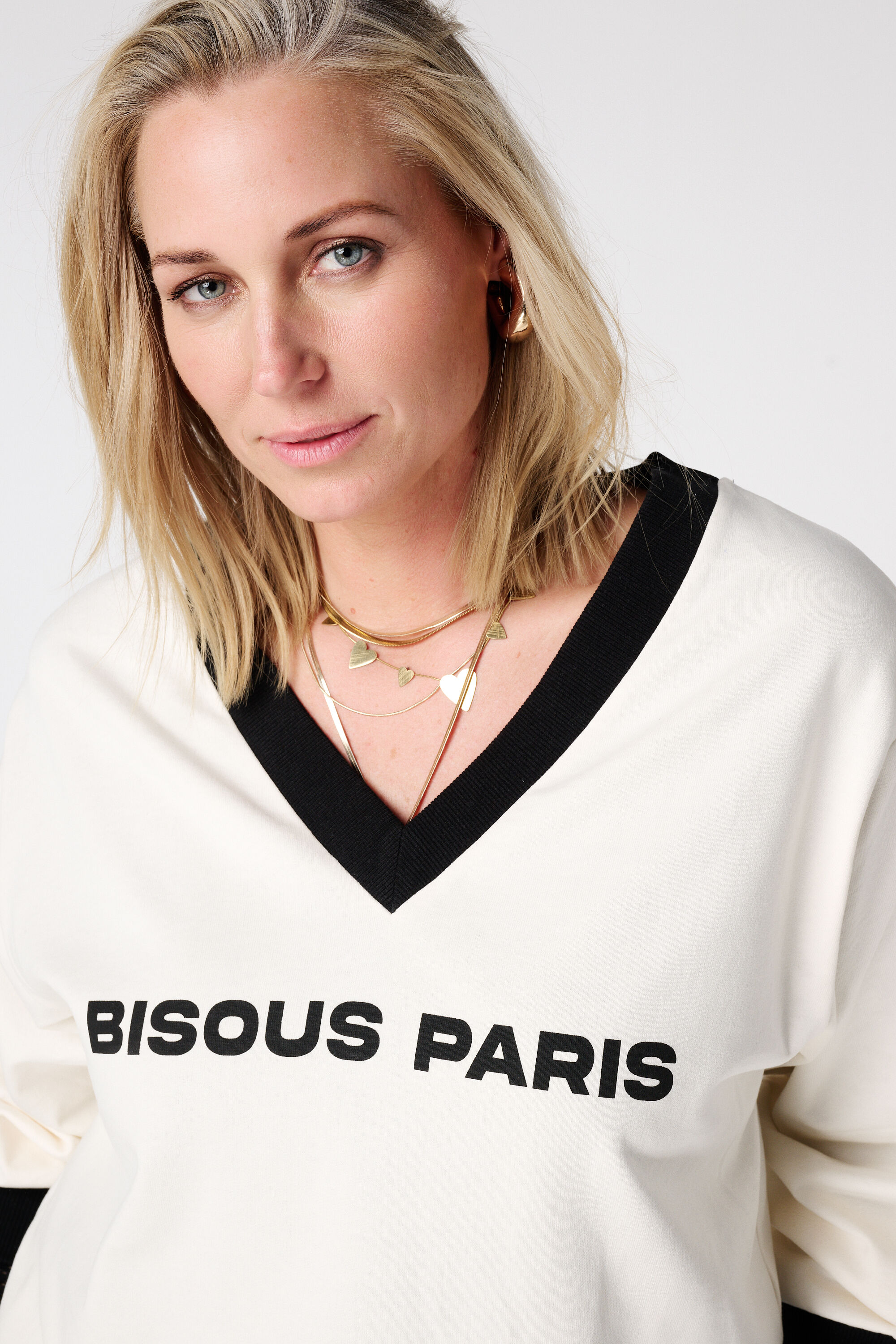 Pull avec col en V et poignets contrastants  image number 4