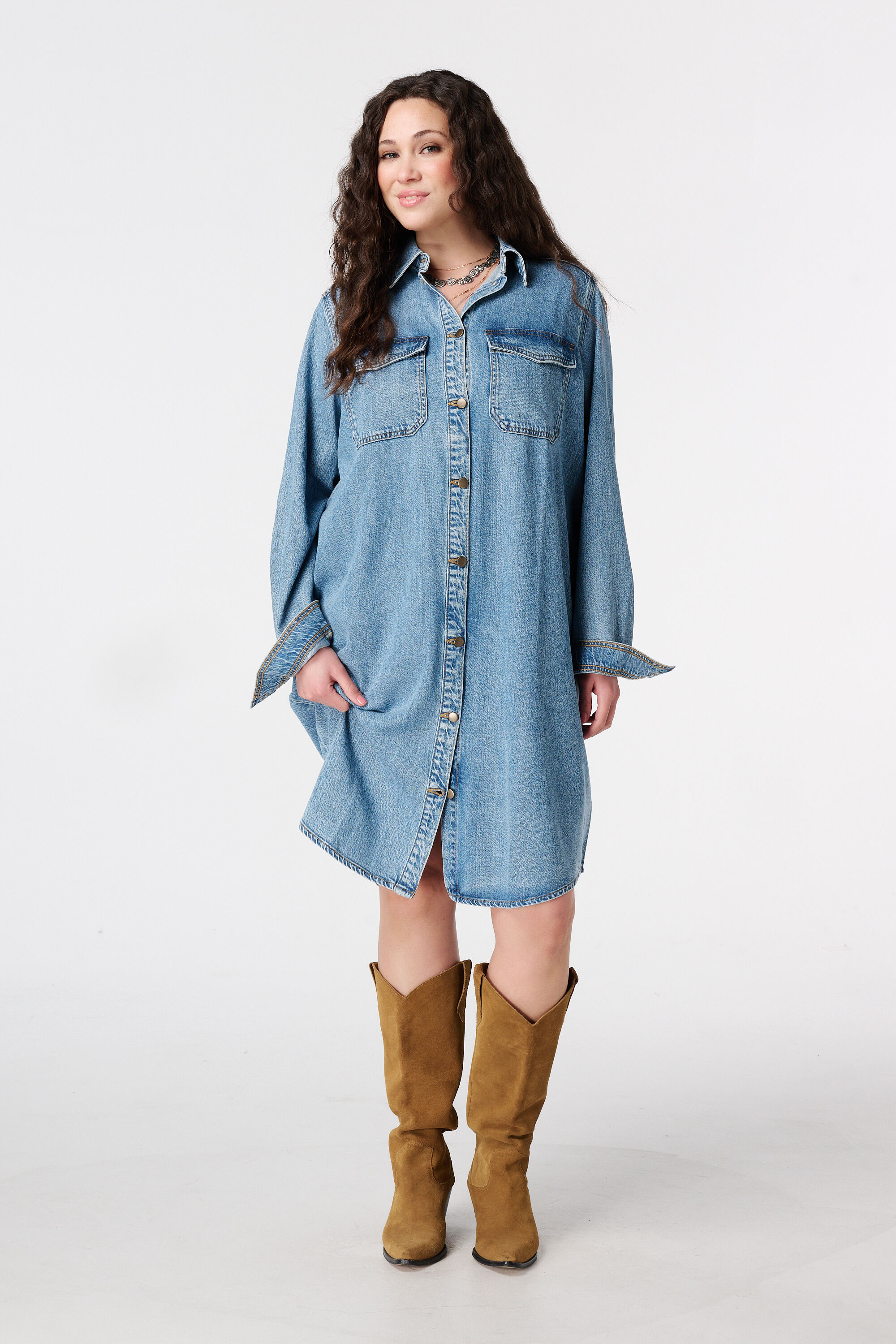 Robe en denim avec fermeture boutonn&eacute;e